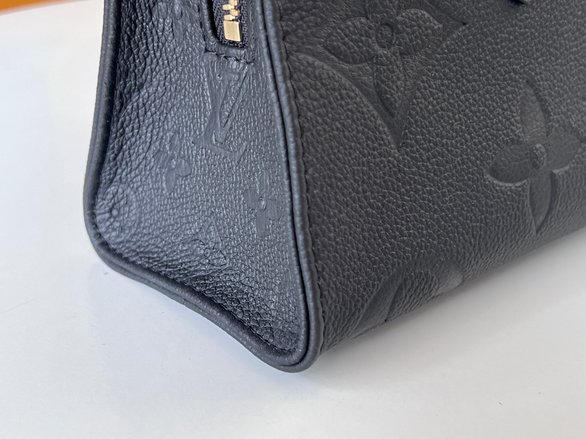 NO:213864,Original leather M23640 black OnTheGo East West handbag introduces OnTheGo small tote bag for more details...,LV [top original list],louis vuitton,totes19860909原厂皮M23640黑色OnTheGo East West 手袋引入 OnTheGo 小号托特包更多细节……,LV【顶级原单】,louis vuitton,totes,Bag