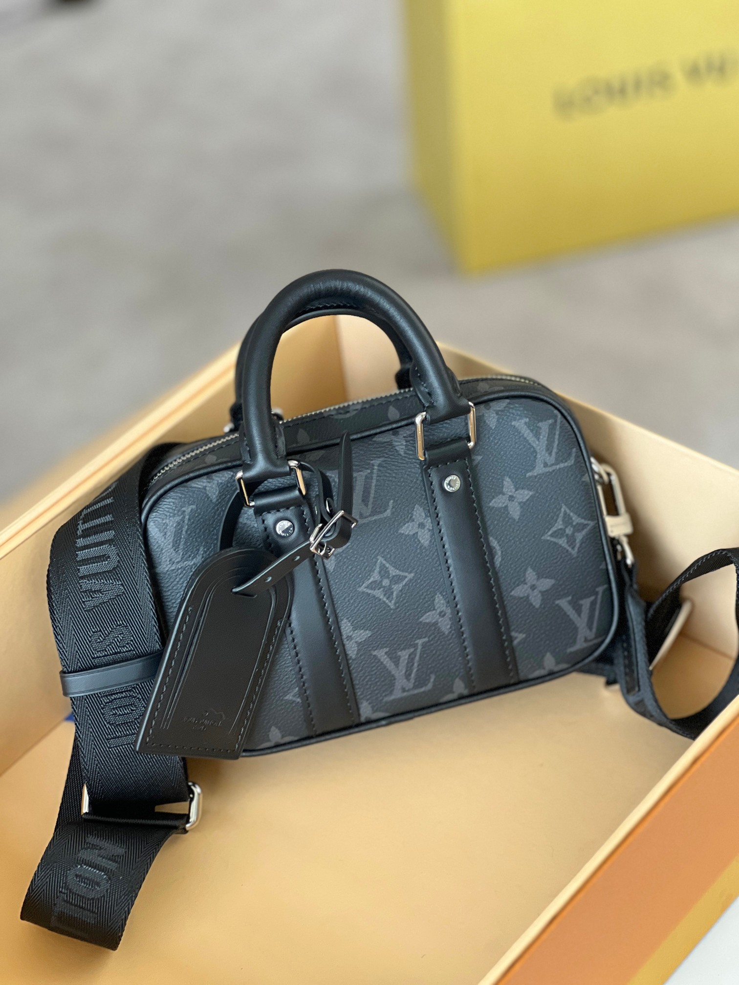 NO:200869,Original single-quality model M82770 black flower mini briefcase This Nano Porte Documents Voyage handbag greets the classic prototype design, inheriting elements such as zipper opening and closing, handle and removable and adjustable shoulder straps, and easily control business occasions in a personal and fashionable posture. The spacious main compartment can store mobile phones and wallets, and both shoulder and crossbody are suitable. 20 x 13 x 5.5 cm (length x height x width), LV [top original list], louis vuitton19860909原单品质型号M82770黑花迷你公文包本款 Nano Porte Documents Voyage 手袋致意经典原型设计,承袭拉链开合、手柄以及可拆卸并调节的肩带等元素,以个性潮流姿态轻松驾驭商务场合.宽敞主隔层可收纳手机和钱夹,肩背和斜挎皆宜. 20 x 13 x 5.5厘米 (长度 x 高 x 宽),LV【顶级原单】,louis vuitton,Bag