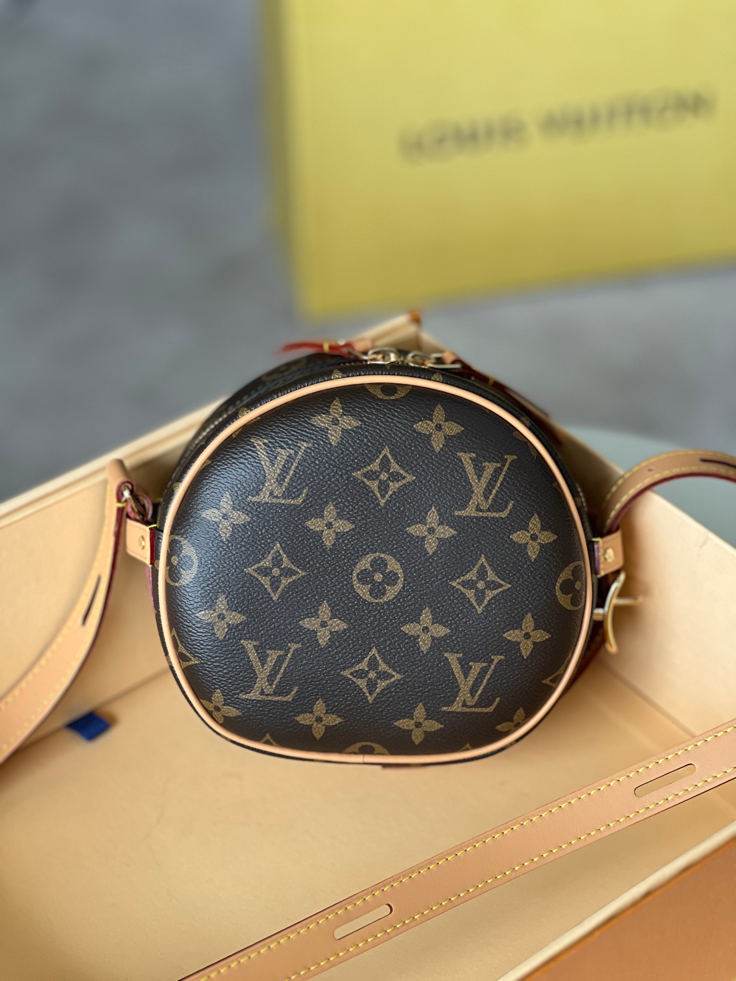 NO:200386,Original single-quality M45149 presbyopia (M45578) mini soft round cake bag exclusive channel BOITE CHAPEAU SOUPLEM handbag The cuteness of the New Year series, the most anticipated new bag model for the beginning of the year. The bag is light and practical, and has super plasticity. The most careful capacity is also the three treasures for mobile phone makeup, which is simply the king among small bag models. Model: 45149 presbyopia Size: 17*16*7cm, LV [top original list], louis vuitton19860909原单品质M45149老花（M45578） mini 软圆饼包 独家渠道 BOITE CHAPEAU SOUPLEM 手袋 新春系列的小可爱,开年最值得期待的新包款.包包轻便实用造型还具备超强可塑性,大家最care的容量也是手机补妆三宝随意装,在小包款中简直就是王者. 型号 : 45149老花 尺寸 : 17*16*7cm,LV【顶级原单】,louis vuitton,Bag