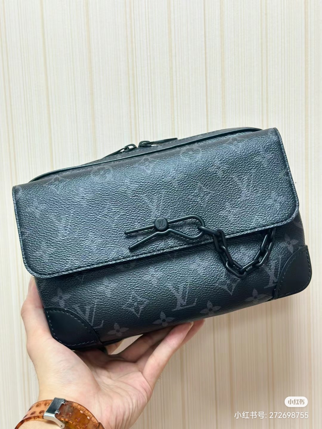 NO:202368,Original single-quality model M46795 black flower This Steamer postage bag combines modern functions and classic elements with a delicate configuration that fits the shape. Reinforced leather corners and chains and needle elements back to the traditional Louis Vuitton Steamer hard box design, wide adjustable shoulder straps for comfortable carrying experience. Size 24 x 17 x 5cm, LV [top original list], louis vuitton, louis vuitton19860909原单品质型号M46795黑花 本款 Steamer 邮差包以贴合身形的玲珑构型汇聚摩登功能与经典元素.加固皮革包角以及链条和饰针元素回溯路易威登传统 Steamer 硬箱设计,宽幅可调节肩带实现舒适背携体验.尺寸24 x 17 x 5cm,LV【顶级原单】,louis vuitton,louis vuitton,Bag