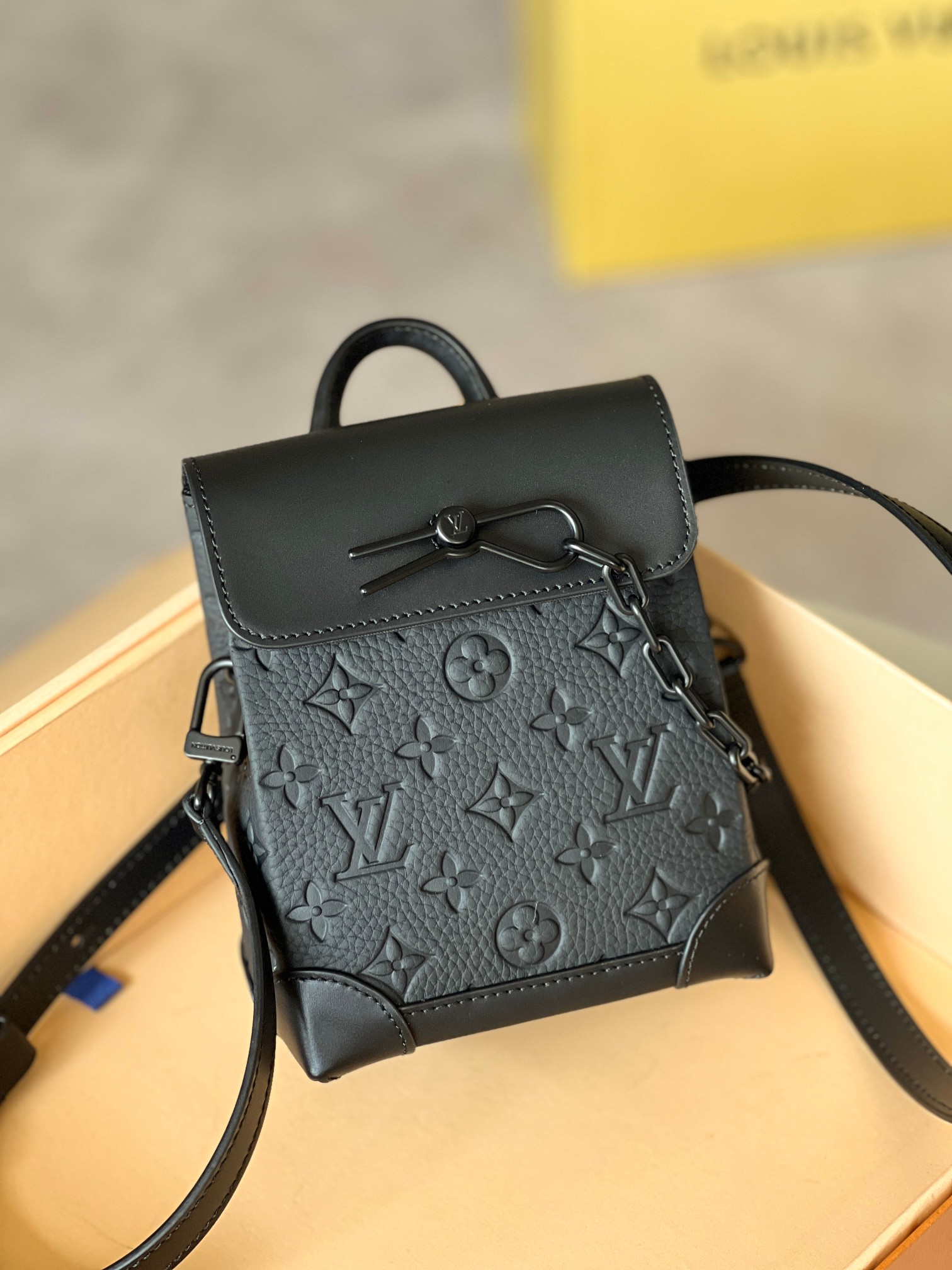 NO:200964,Original single-quality model M82772 embossed Nano Steamer handbag is made of Monogram embossed Taurillon leather, cleverly condenses the essence of the brand's classic Steamer handbag. The front flip is paired with magnetic buckle closure and Steamer-style chain for easy access to personal belongings. Use removable and adjustable shoulder straps and top handles to achieve shoulder, crossbody and handheld experience. 15 x 18 x 7 cm (length x height x width), LV [top original single], louis vuitton19860909原单品质型号M82772压花本款 Nano Steamer 手袋取材 Monogram 压纹 Taurillon 皮革,巧妙浓缩品牌经典 Steamer 手袋精髓.正面翻盖搭配磁扣开合和 Steamer 风格链条,便于取放随身物品.巧用可拆卸并调节的肩带和顶部手柄,实现肩背、斜挎和手提体验. 15 x 18 x 7厘米 (长度 x 高 x 宽),LV【顶级原单】,louis vuitton,Bag