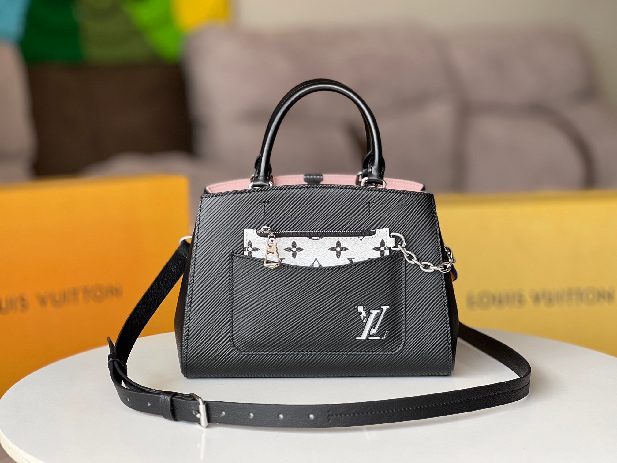 NO:197220,Genuine grade original sheet [Marelle Tote BB handbag] M59952 g color (water corrugated) material Epi grain leather, brand elements are revealed with hollow LV logo and removable zipper front pocket. Toron handle and shoulder strap are easy to shoulder or crossbody, suitable for commuting and vacation. Size 25.0 x 17.0 x 11.0 cm, LV [top original sheet], louis vuitton19860909正品级 原单【Marelle Tote BB 手袋】M59952克色（水波纹） 取材 Epi 粒面皮革,以镂空 LV 标识和可拆卸拉链前袋的 Monogram 图案跃现品牌元素.Toron 手柄和肩带便于肩背或斜挎,通勤度假皆宜. 尺寸25.0 x 17.0 x 11.0 厘米,LV【顶级原单】,louis vuitton,Bag