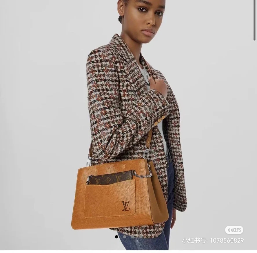 NO:201118,Original list [Marelle Tote BB Handbag] M59953 caramel color (water corrugated) is made of Epi grain leather, with hollow LV logo and Monogram pattern of the removable zipper front pocket to reveal brand elements. The Toron handle and shoulder strap are easy to shoulder or crossbody, suitable for commuting and vacation. Size 25.0 x 17.0 x 11.0 cm, LV [top original list], louis vuitton19860909原单【Marelle Tote BB 手袋】M59953焦糖色（水波纹） 取材 Epi 粒面皮革,以镂空 LV 标识和可拆卸拉链前袋的 Monogram 图案跃现品牌元素.Toron 手柄和肩带便于肩背或斜挎,通勤度假皆宜. 尺寸25.0 x 17.0 x 11.0 厘米,LV【顶级原单】,louis vuitton,Bag