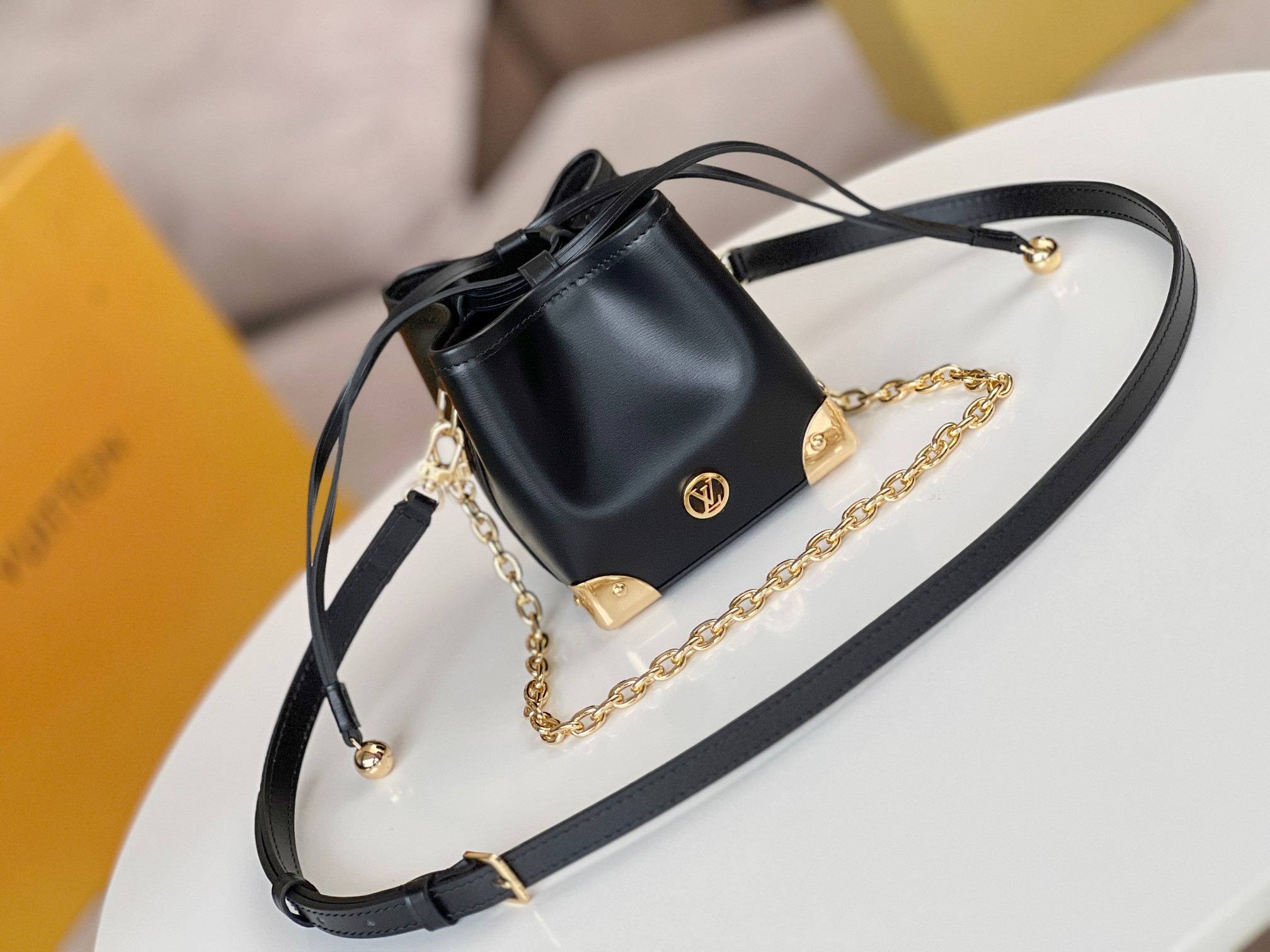 NO:201170,Original leather model number M82885 full leather noe purse handbag mini bucket bag yakimai bag series zjh jsonline only handbag A modern and exquisite Noeppers presented with monogram reverse canvas material. Designer Nikola Jeskier specially made a project to commemorate the fashion show held in Korea. It is reminiscent of the compact design of the traditional Korean pocket 