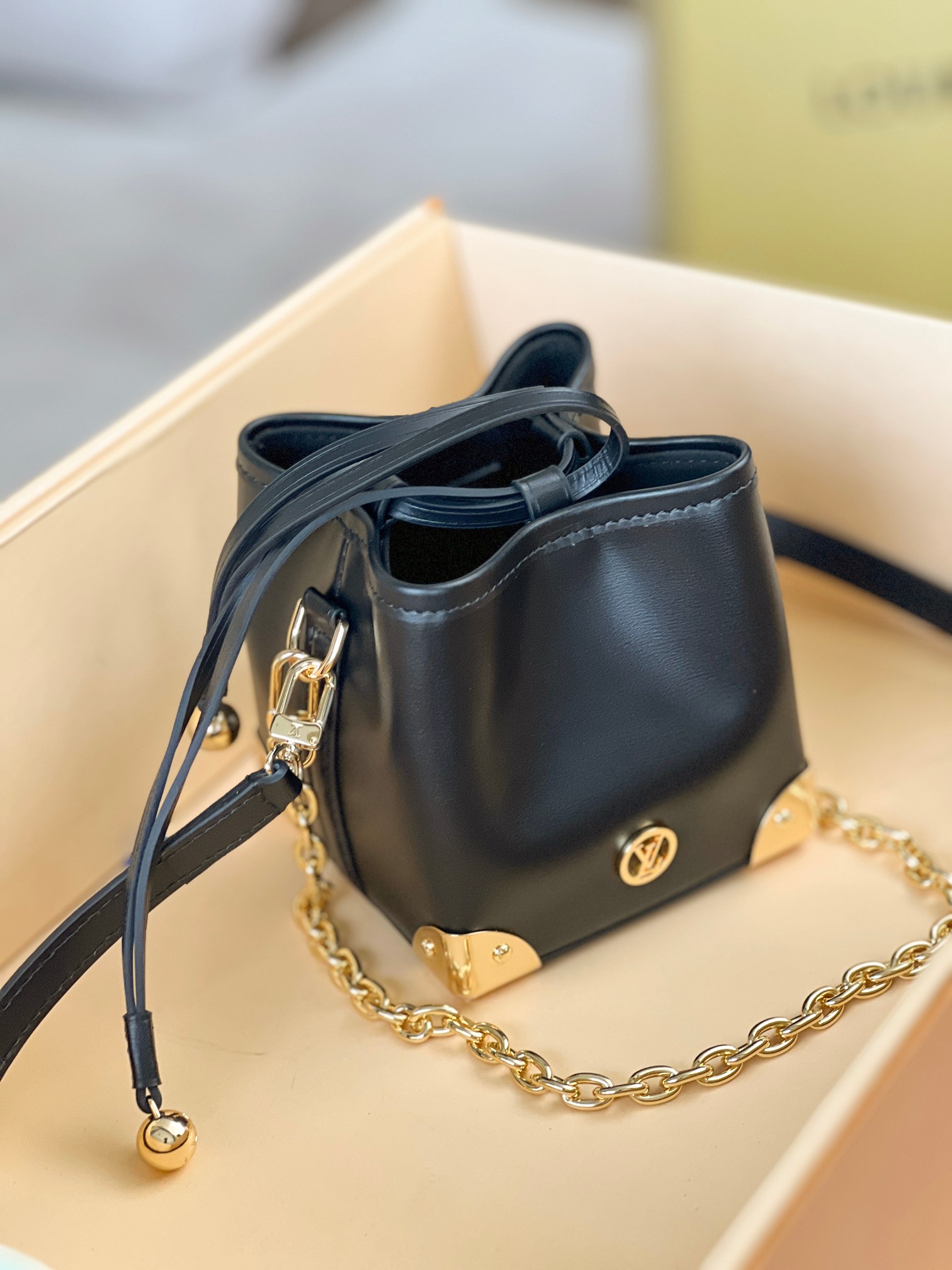 NO:201176,Original leather model number M82885 full leather noe urse handbag mini bucket bag sauna bag series zjh jsonline only handbag More details...,LV [top original list],louis vuitton19860909原厂皮款号M82885全皮noe urse 手袋迷你水桶包烧麦包系列 zjh jsonline only 手袋 更多细节……,LV【顶级原单】,louis vuitton,Bag
