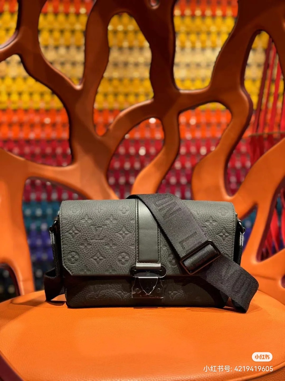 NO:204985,Model M23741 original embossed cowhide (M46794 black flower) S-Cape postman bag is made of Monogram embossed Taurillon leather, novel opening and closing design traced. S-lock lock buckle created by Georges V in 1886. Adjustable wide jacquard shoulder straps are woven into the Louis Vuitton logo to achieve shoulder and crossbody experience. Size 28*16*10cm, LV [top original list], louis vuitton, louis vuitton, cowhide19860909型号M23741原厂压花牛皮（M46794黑花）S-Cape 邮差包取材 Monogram 压纹 Taurillon 皮革,新颖开合设计回溯 Georges V于 1886 年打造的 S-lock 锁扣.可调节宽幅提花肩带织入路易威登标识,实现肩背和斜挎体验.尺寸28*16*10cm,LV【顶级原单】,louis vuitton,louis vuitton,cowhide,Bag