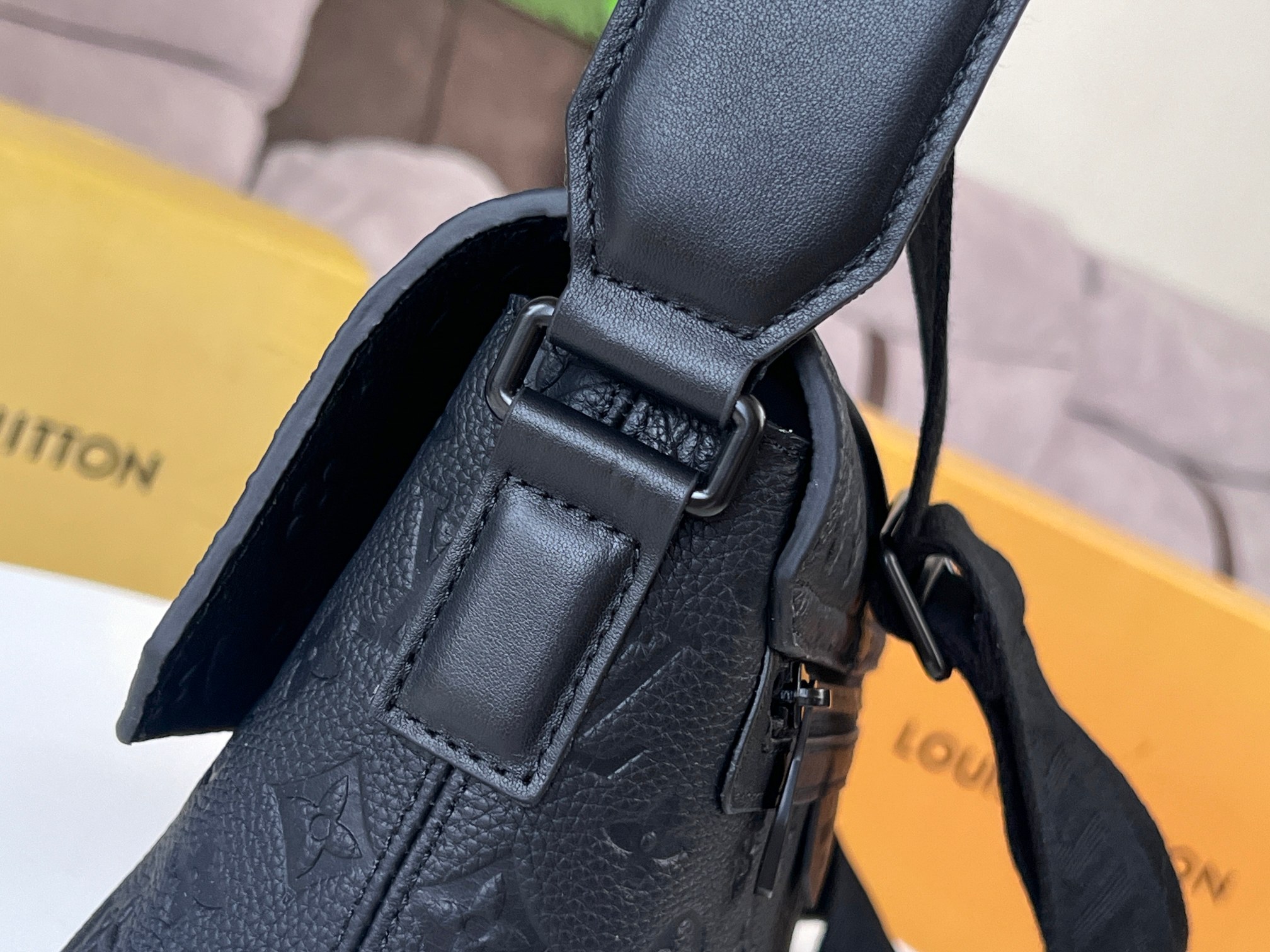 NO:204982,Model M23741 original embossed cowhide (M46794 black flower) S-Cae postman bag more details...,LV [top original list],louis vuitton,cowhide19860909型号M23741原厂压花牛皮（M46794黑花）S-Cae 邮差包更多细节……,LV【顶级原单】,louis vuitton,cowhide,Bag