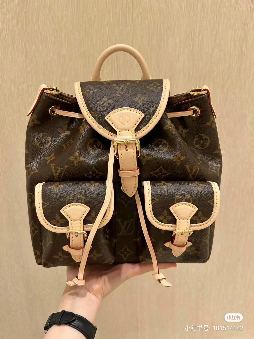 NO:201364,The new original leather model M46932 presbyterian backpack is made of Monogram canvas material, with leather trim, and is full of walking style. The main compartment uses adjustable sliding buckle closure and two buckle pockets on the front. In addition to the top handle, there is also a chain, which can be switched freely on the back and forth. 21 x 23 x 10 cm (length x height x width), LV [top original list], louis vuitton, backpacks19860909新款原厂皮型号M46932老花双肩包这款玲珑且实用的 Excursion 小号背包采用 Monogram 帆布材质,配以皮革饰边,洋溢徒步风度.主隔层采用可调节滑扣开合,正面有两个搭扣口袋.除顶部手柄外,还配有一条链条,可自由切换背携方式. 21 x 23 x 10厘米 (长度 x 高 x 宽),LV【顶级原单】,louis vuitton,backpacks,Bag