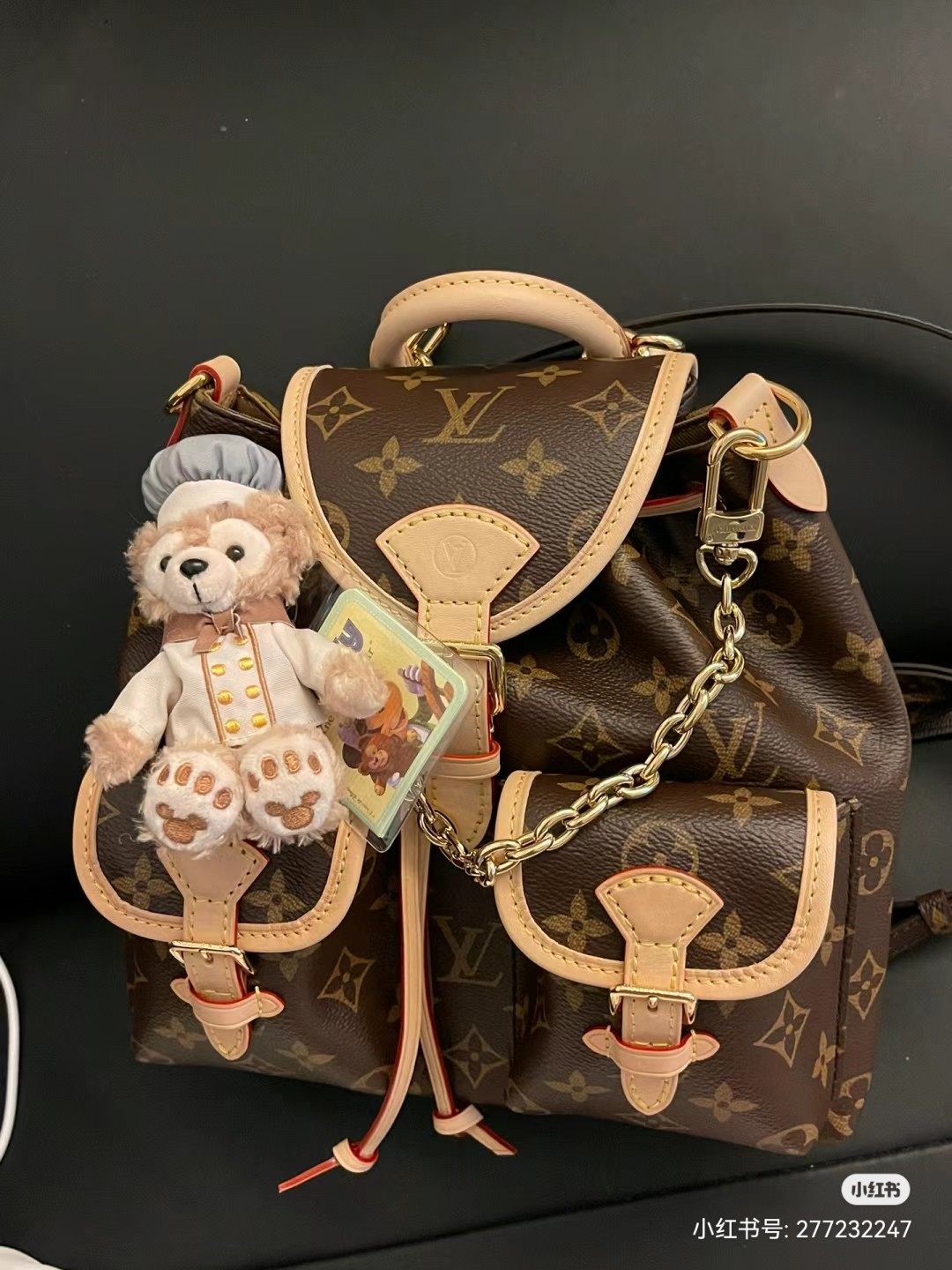 NO:582305,New original leather model M46932 presbyopic backpack. This compact and practical Excursion small backpack is made of Monogram canvas with leather trim, exuding a hiking style. The main compartment adopts an adjustable slide buckle closure and has two buckle pockets on the front. In addition to the top handle, it is also equipped with a chain to freely switch the carrying method. 21 x 23 x 10 cm (length x height x  wide), LV [top original order], louis vuitton, backpacks19860909新款原厂皮型号M46932老花双肩包这款玲珑且实用的 Excursion 小号背包采用 Monogram 帆布材质,配以皮革饰边,洋溢徒步风度.主隔层采用可调节滑扣开合,正面有两个搭扣口袋.除顶部手柄外,还配有一条链条,可自由切换背携方式. 21 x 23 x 10厘米 (长度 x 高 x 宽),LV【顶级原单】,louis vuitton,backpacks,Bag