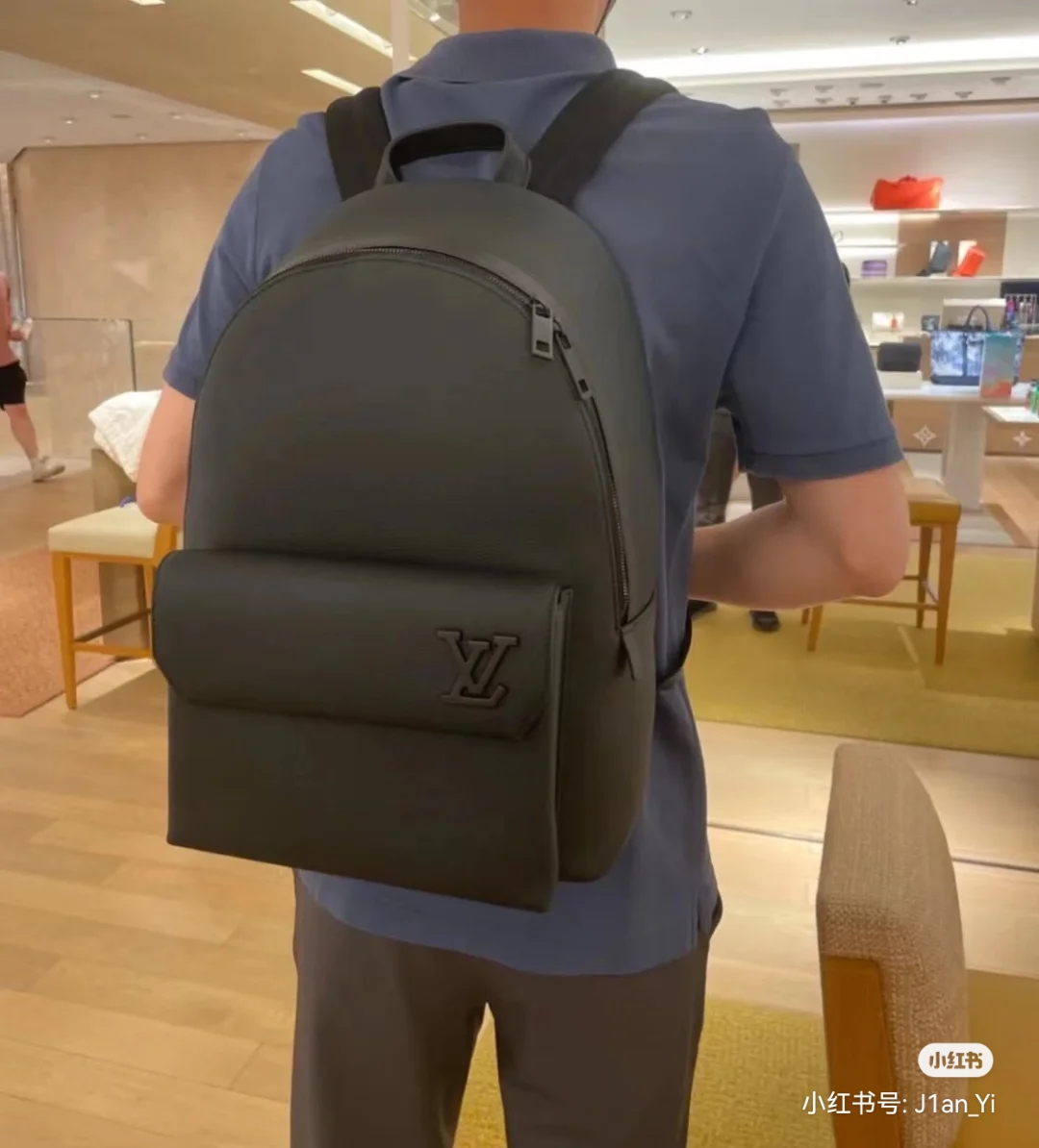 NO:200590,Top original list M57079 black brand new Aerogram backpack is an innovative trend with elegant temperament. The delicate calfskin is as soft as an old-style aviation letterhead, embellished with matte metal logo. The main compartment and flip front pocket provide plenty of room for traveling on weekends or wandering around the city. Size 43 x 30 x 14 cm @ 00058000, LV [top original list], louis vuitton, cowhide19860909顶级原单 M57079黑全新 Aerogram 双肩包以儒雅气质革新潮流之选.细腻小牛皮宛如旧式航空信笺般柔软,点缀哑光金属标识.主隔层和翻盖前袋为周末出游或徜徉城市提供充裕随行空间.尺寸43 x 30 x 14 厘米@00058000,LV【顶级原单】,louis vuitton,cowhide,Bag