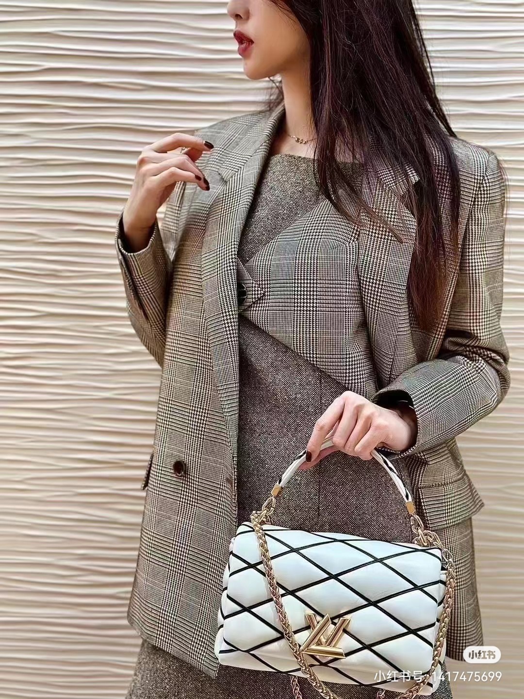 NO:201116,Original single calf leather model [GO-14 Teist medium handbag] MM M24465 pink, M22890 white M22891 black This GO-14 medium handbag is made of gorgeous sheep leather, and uses quilted patterns to pay tribute to the brand's traditional suitcase design. The Twist twist lock highlights the eye-catching style. The top handle can be carried alone, or can be turned into leather shoulder pads with sliding chain shoulder straps to achieve a comfortable shoulder or crossbody experience. Size 23 x 16 x 10cm, LV [top original single], louis vuitton, cowhide, sheepskin19860909原单小牛皮型号【GO-14 Teist 中号手袋】MM M24465粉色,M22890白色 M22891黑色 本款 GO-14 中号手袋取材华美羊皮革,以绗缝图案致敬品牌传统行李箱设计. Twist 扭锁彰显瞩目风范,顶部手柄可单独手提,亦可化为滑链肩带的皮革肩垫,实现舒适肩背或斜挎体验. 尺寸23 x 16 x 10cm,LV【顶级原单】,louis vuitton,cowhide,sheepskin,Bag