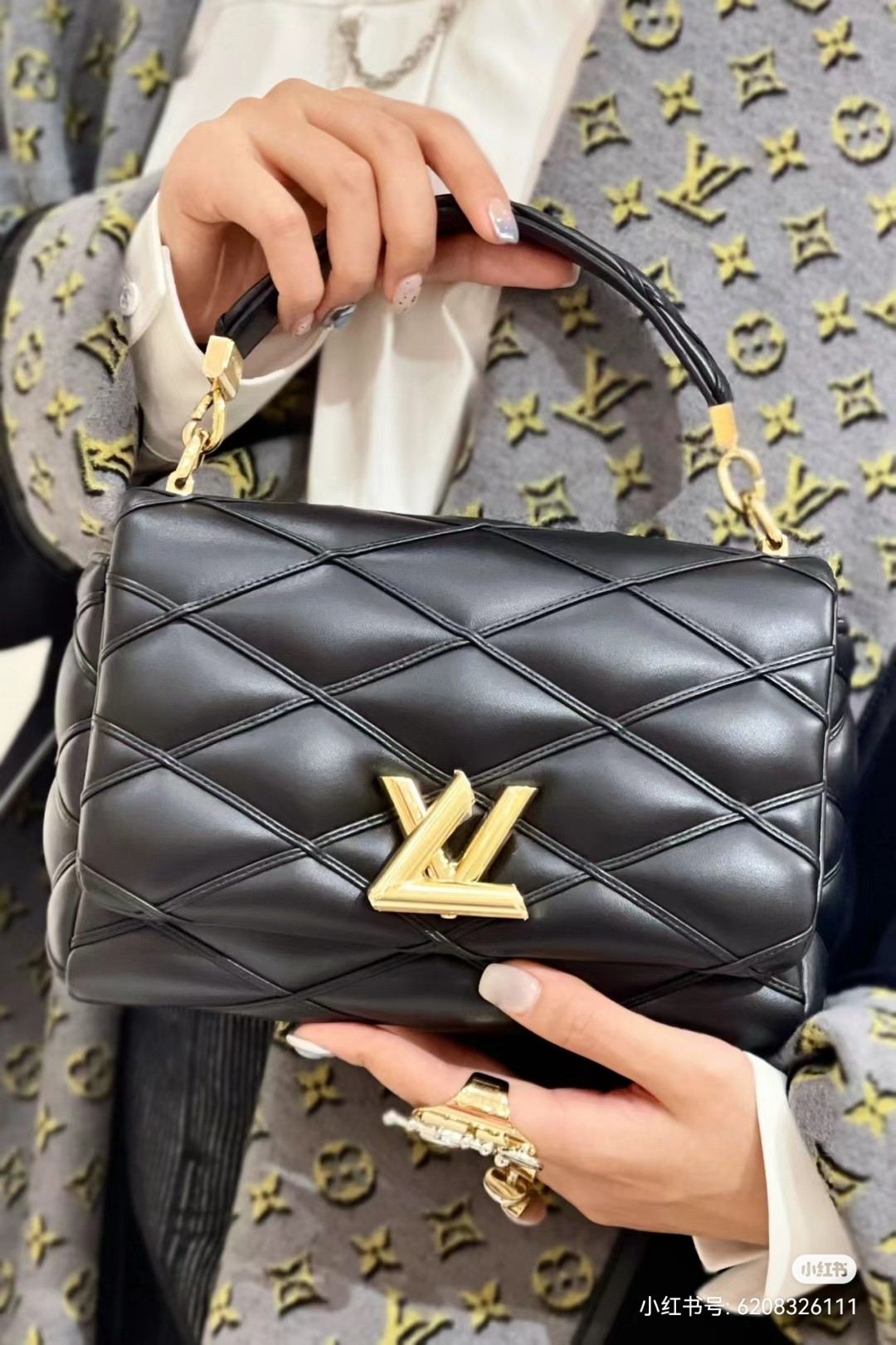 NO:201126,Original single calf leather model [GO-14 Teist medium handbag] MM M22890 white M22891 black This GO-14 medium handbag is made of gorgeous sheep leather, and uses quilted patterns to pay tribute to the brand's traditional suitcase design. The Twist twist lock highlights the eye-catching style. The top handle can be carried alone, or can be turned into leather shoulder pads with sliding chain shoulder straps to achieve a comfortable shoulder or crossbody experience. Size 23 x 16 x 10cm, LV [top original single], louis vuitton, cowhide, sheepskin19860909原单小牛皮型号【GO-14 Teist 中号手袋】MM M22890白色 M22891黑色 本款 GO-14 中号手袋取材华美羊皮革,以绗缝图案致敬品牌传统行李箱设计. Twist 扭锁彰显瞩目风范,顶部手柄可单独手提,亦可化为滑链肩带的皮革肩垫,实现舒适肩背或斜挎体验. 尺寸23 x 16 x 10cm,LV【顶级原单】,louis vuitton,cowhide,sheepskin,Bag