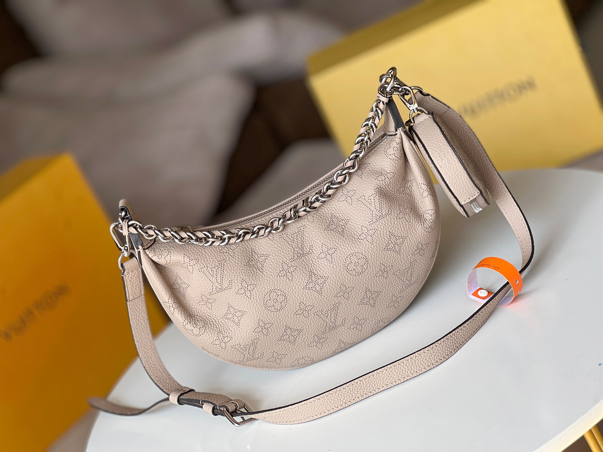 NO:201288,Original calf leather model M22819 black M22820 gray M22959 blue top-level original single Baia small hollow moon bag, this handbag is made of soft draped carved perforated cowhide leather, and is added to the Mahina series with a comfortable and close-fitting half-moon profile. Leather and metal braided handle combined with adjustable long shoulder straps to achieve shoulder and crossbody choices, and the coin wallet is rich in details. 26.0 x 17.0 x 7.5 cm (Length x Height x Width), LV [Top Original Single], louis vuitton, wallets, cowhide19860909原厂小牛皮型号M22819黑色 M22820 灰色 M22959蓝顶级原单 Baia 小号镂空月亮包,这款手袋取材柔软垂坠的镂花穿孔牛皮革,以舒适贴身的半月形轮廓加入 Mahina 系列.皮革和金属编织手柄结合可调节长肩带,实现肩背和斜挎选择,零钱包丰富细节.26.0 x 17.0 x 7.5 厘米 (长 x 高 x 宽),LV【顶级原单】,louis vuitton,wallets,cowhide,Bag