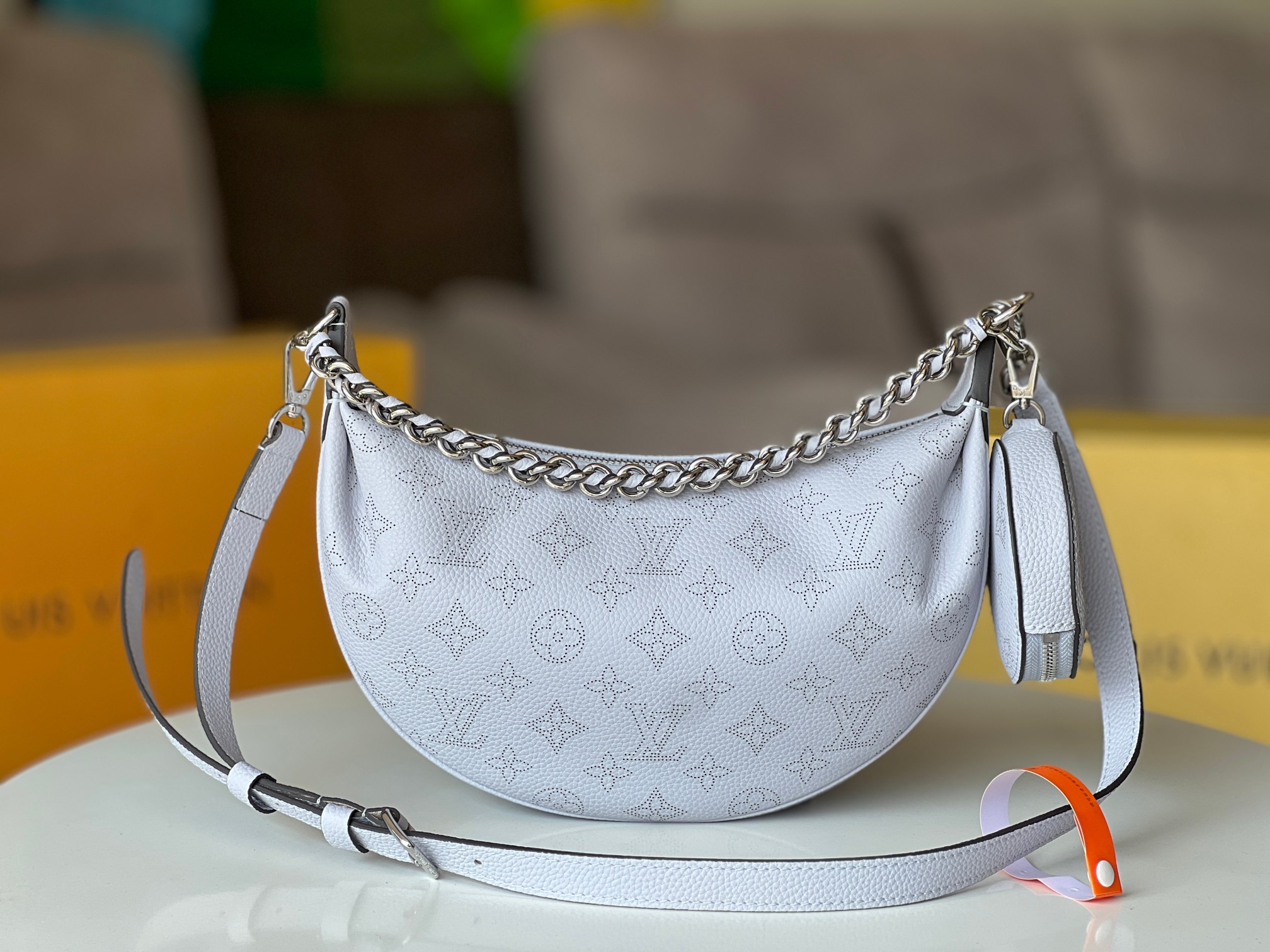 NO:201245,Original calf leather model M22819 black M22820 gray M22959 blue top-level original single Baia small hollow moon bag, this handbag is made of soft draped carved perforated cowhide leather, and is added to the Mahina series with a comfortable and close-fitting half-moon profile. Leather and metal braided handle combined with adjustable long shoulder straps to achieve shoulder and crossbody choices, and the coin wallet is rich in details. 26.0 x 17.0 x 7.5 cm (Length x Height x Width), LV [Top Original Single], louis vuitton, wallets, cowhide19860909原厂小牛皮型号M22819黑色 M22820 灰色 M22959蓝顶级原单 Baia 小号镂空月亮包,这款手袋取材柔软垂坠的镂花穿孔牛皮革,以舒适贴身的半月形轮廓加入 Mahina 系列.皮革和金属编织手柄结合可调节长肩带,实现肩背和斜挎选择,零钱包丰富细节.26.0 x 17.0 x 7.5 厘米 (长 x 高 x 宽),LV【顶级原单】,louis vuitton,wallets,cowhide,Bag