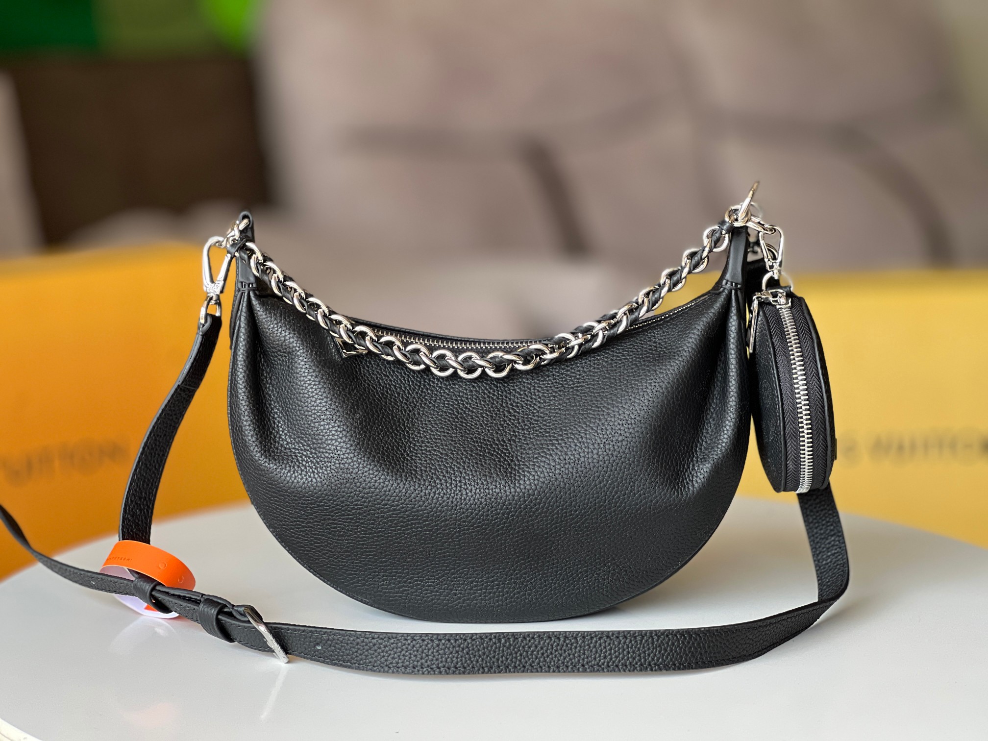 NO:201257,Original calf leather model M22819 black M22820 gray M22959 blue top-level original single Baia small hollow moon bag, this handbag is made of soft draped carved perforated cowhide leather, and is added to the Mahina series with a comfortable and close-fitting half-moon profile. Leather and metal braided handle combined with adjustable long shoulder straps to achieve shoulder and crossbody choices, and the coin wallet is rich in details. 26.0 x 17.0 x 7.5 cm (Length x Height x Width), LV [Top Original Single], louis vuitton, wallets, cowhide19860909原厂小牛皮型号M22819黑色 M22820 灰色 M22959蓝顶级原单 Baia 小号镂空月亮包,这款手袋取材柔软垂坠的镂花穿孔牛皮革,以舒适贴身的半月形轮廓加入 Mahina 系列.皮革和金属编织手柄结合可调节长肩带,实现肩背和斜挎选择,零钱包丰富细节.26.0 x 17.0 x 7.5 厘米 (长 x 高 x 宽),LV【顶级原单】,louis vuitton,wallets,cowhide,Bag