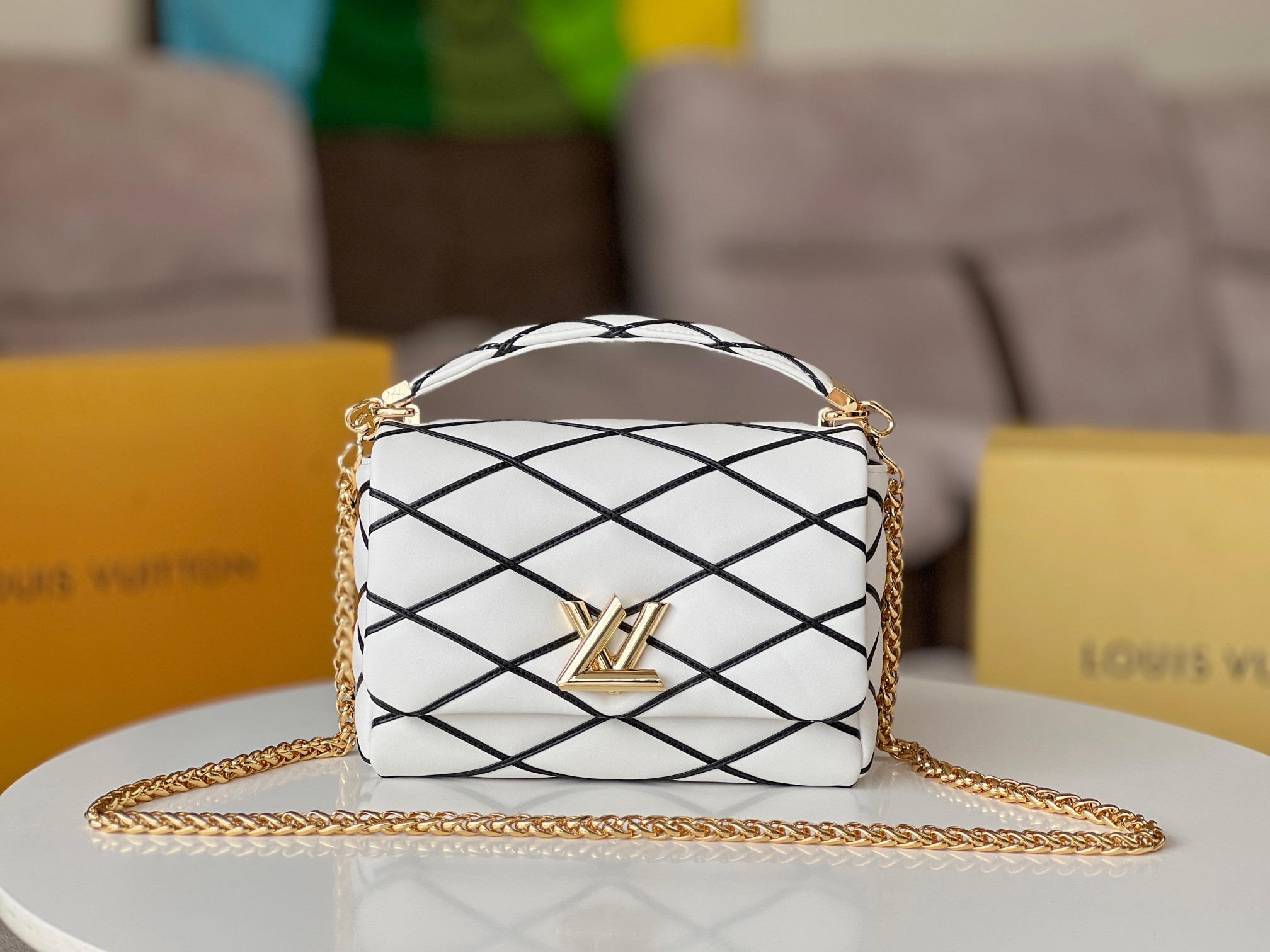 NO:201108,Original single calf leather model [GO-14 Teist medium handbag] MM M22890 white M22891 black This GO-14 medium handbag is made of gorgeous sheep leather, and uses quilted patterns to pay tribute to the brand's traditional suitcase design. The Twist twist lock highlights the eye-catching style. The top handle can be carried alone, or can be turned into leather shoulder pads with sliding chain shoulder straps to achieve a comfortable shoulder or crossbody experience. Size 23 x 16 x 10cm, LV [top original single], louis vuitton, cowhide, sheepskin19860909原单小牛皮型号【GO-14 Teist 中号手袋】MM M22890白色 M22891黑色 本款 GO-14 中号手袋取材华美羊皮革,以绗缝图案致敬品牌传统行李箱设计. Twist 扭锁彰显瞩目风范,顶部手柄可单独手提,亦可化为滑链肩带的皮革肩垫,实现舒适肩背或斜挎体验. 尺寸23 x 16 x 10cm,LV【顶级原单】,louis vuitton,cowhide,sheepskin,Bag