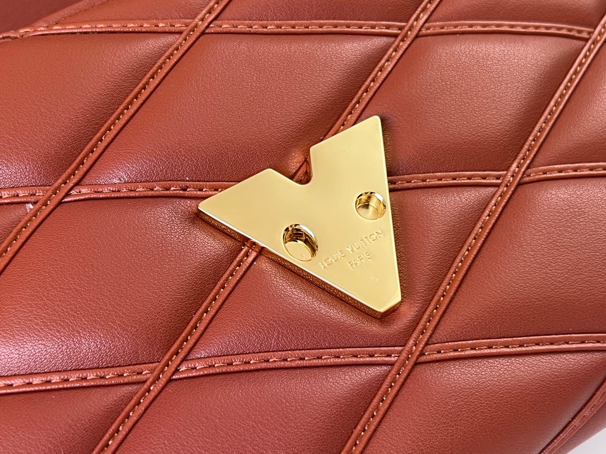 NO:199385,Original single calf leather model [GO-14 Teist medium handbag] MM, M22894 brown M24465 pink, M22890 white M22891 black This GO-14 medium handbag is made of gorgeous sheep leather, and uses quilted patterns to pay tribute to the brand's traditional suitcase design. The Twist twist lock highlights the eye-catching style. The top handle can be carried alone, or can be turned into leather shoulder pads with sliding chain shoulder straps to achieve a comfortable shoulder or crossbody experience. Size 23 x 16 x 10cm, LV [top original single], louis vuitton, cowhide, sheepskin19860909原单小牛皮型号【GO-14 Teist 中号手袋】MM,M22894棕色 M24465粉色,M22890白色 M22891黑色 本款 GO-14 中号手袋取材华美羊皮革,以绗缝图案致敬品牌传统行李箱设计. Twist 扭锁彰显瞩目风范,顶部手柄可单独手提,亦可化为滑链肩带的皮革肩垫,实现舒适肩背或斜挎体验. 尺寸23 x 16 x 10cm,LV【顶级原单】,louis vuitton,cowhide,sheepskin,Bag