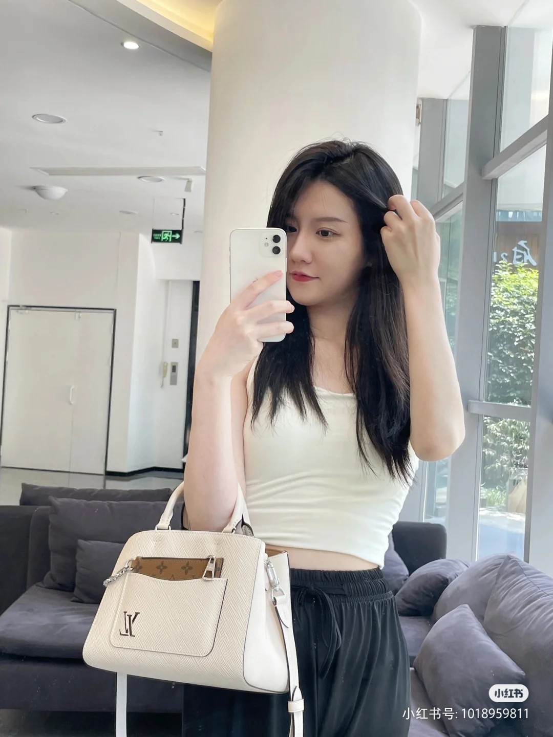 NO:197223,Original list [Marelle Tote BB Handbag] M20520 white (water corrugated) material Ei grain leather, brand elements are revealed with hollow LV logo and removable zipper front pocket. Toron handle and shoulder strap are easy to shoulder or crossbody, suitable for commuting and vacation. Size 25.0 x 17.0 x 11.0 cm, LV [top original list], louis vuitton19860909原单【Marelle Tote BB 手袋】M20520白色（水波纹） 取材 Ei 粒面皮革,以镂空 LV 标识和可拆卸拉链前袋的 Monogram 图案跃现品牌元素.Toron 手柄和肩带便于肩背或斜挎,通勤度假皆宜. 尺寸25.0 x 17.0 x 11.0 厘米,LV【顶级原单】,louis vuitton,Bag