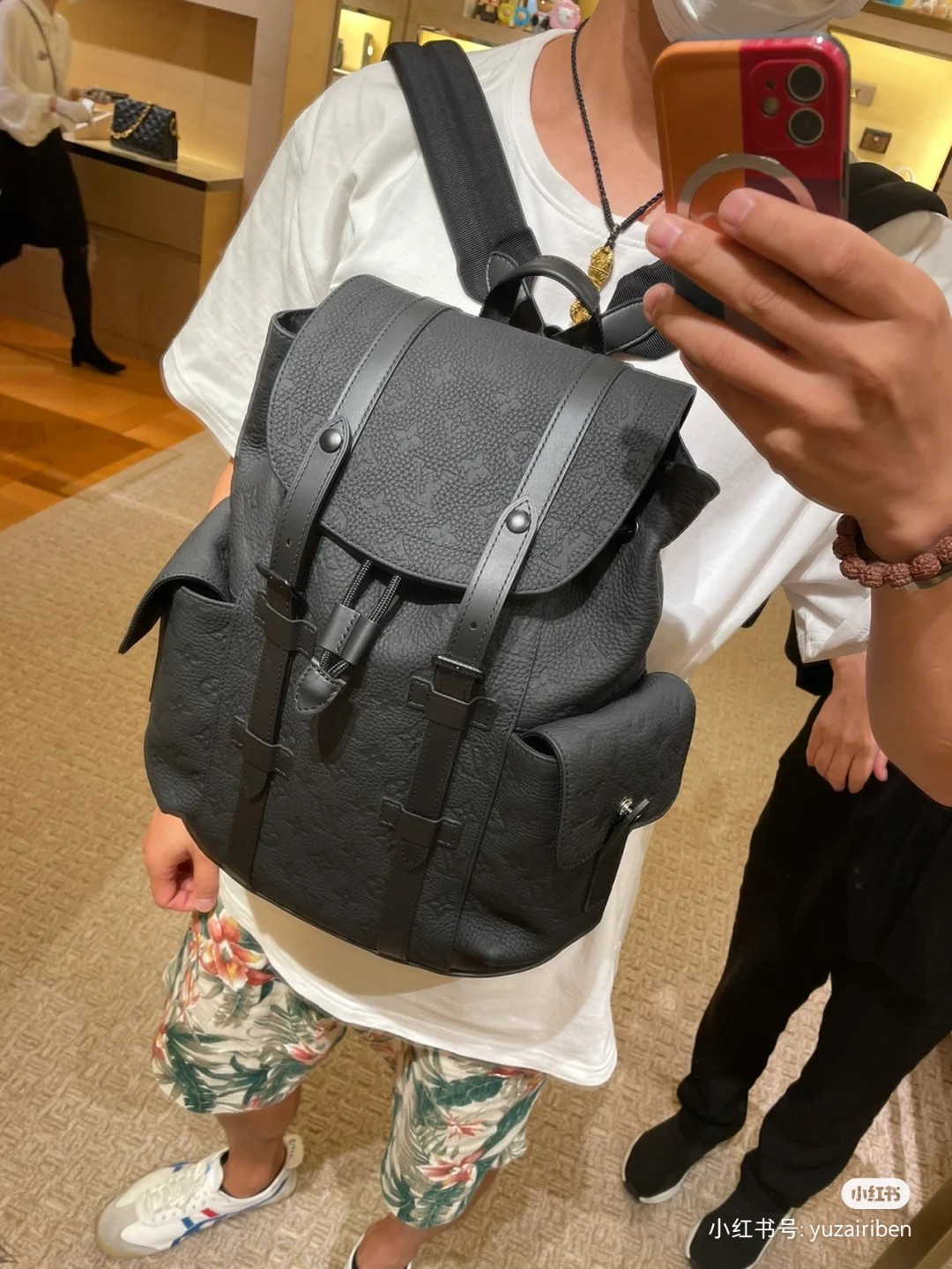 NO:200563,Original single chip version M20899 full leather embossed small backpack This Christopher backpack condenses classic design size, continuing iconic elements such as side pockets and snap straps. Simple and elegant Taurillon leather imprinted traditional Monogram pattern, equipped with tablet inner bag, providing a modern way to carry everyday needs 32 x 39 x 12 cm (length x height x width), LV [top original list], louis vuitton, backpacks19860909原单芯片版型号M20899全皮压花小号背包本款 Christopher 双肩包浓缩经典设计尺寸,延续侧袋和按扣双肩带等标志性元素.素雅 Taurillon 皮革压印传统 Monogram 图案,设有平板电脑内袋,为携带日常所需提供摩登之法32 x 39 x 12厘米 (长度 x 高 x 宽),LV【顶级原单】,louis vuitton,backpacks,Bag