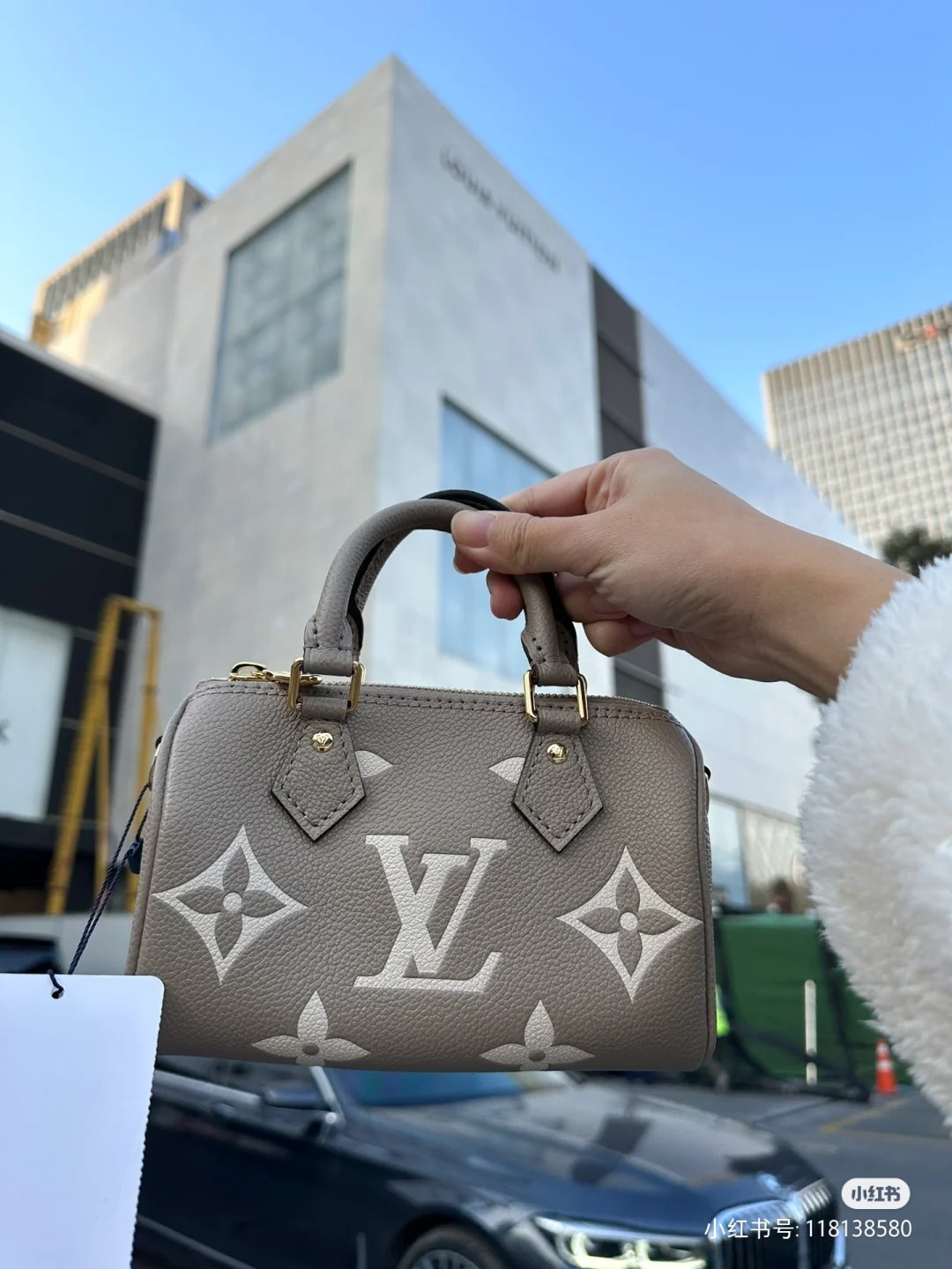 NO:207377,The first version of the original hardware is developed. M81456 black and white, M82450 black pressed goods, M82890 gray embossed silkscreen, M81913 white. Nano Seedy handbag made of classic Monogram canvas exudes the ultimate feminine flavor. Full leather embossed silkscreen adjustable shoulder strap mini pillow oo [handshake] [handshake] is the ideal choice for you to carry daily necessities. This handbag is the perfect mini version of the prototype Seedy handbag, with exquisite stitching, extremely lightweight, and the straps are adjustable and removable. Size 16.0 x 11.0 x 9.0 cm, LV [topshake], louis vuitton19860909对版开发原单五金顶级原单 M81456黑配白,M82450黑压货花,M82890灰压花丝印,M81913白色 以经典的Monogram帆布制成的Nano Seedy手袋,散发极致女人味,全皮压花丝印可调节肩带迷你枕头oo[握手][握手]是您携带日常用品的理想之选.这款手袋是原型Seedy手袋的完美迷你版,缝线精致,轻盈无比,肩带可调节、可拆卸. 尺寸 16.0 x 11.0 x 9.0 cm,LV【顶级原单】,louis vuitton,Bag