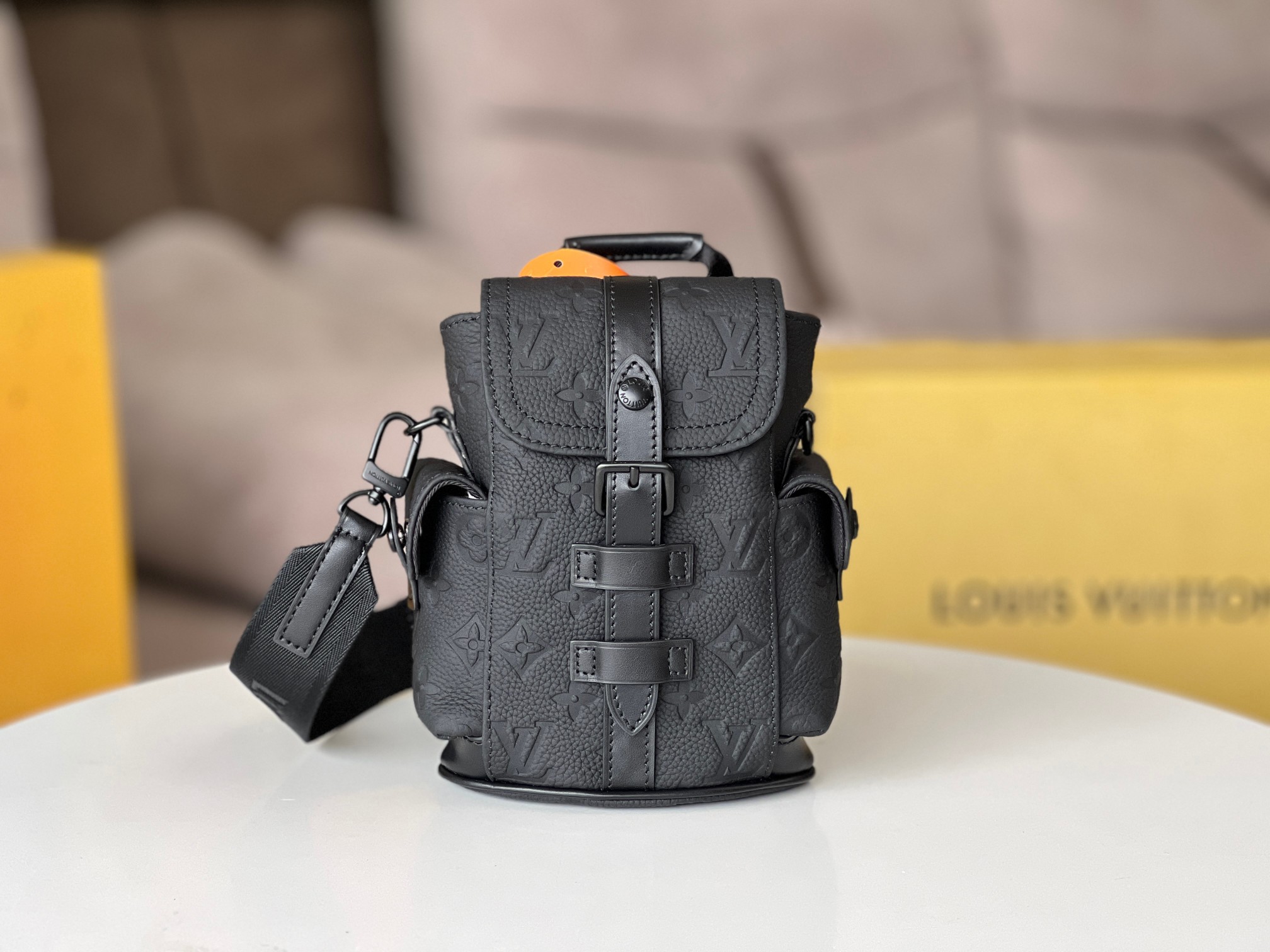 NO:204973,Top original single M83164 black full leather embossed men's bag mini backpack series, new NANO CHRISTOPHER handbag This Nano Christopher handbag cleverly condenses the essence of Louis Vuitton classic Christopher backpack, exquisitely reproduces the details of side pockets, spring buckle closure and buckle. The removable shoulder strap and D-ring add a crossbody option, and can also be used as a shoulder bag. 14 x 19 x 6 cm.,LV [top original single],louis vuitton,louis vuitton,shoulder bags19860909顶级原单M83164黑色全皮压花 男包迷你双肩包系列, 新款 NANO CHRISTOPHER 手袋 本款 Nano Christopher 手袋巧妙浓缩路易威登经典 Christopher 双肩包的精髓,考究再现侧袋、弹簧扣开合和搭扣细节.可拆卸肩带与 D 形环增添斜挎选择,亦可作单肩包.14 x 19 x 6 厘米.,LV【顶级原单】,louis vuitton,louis vuitton,shoulder bags,Bag