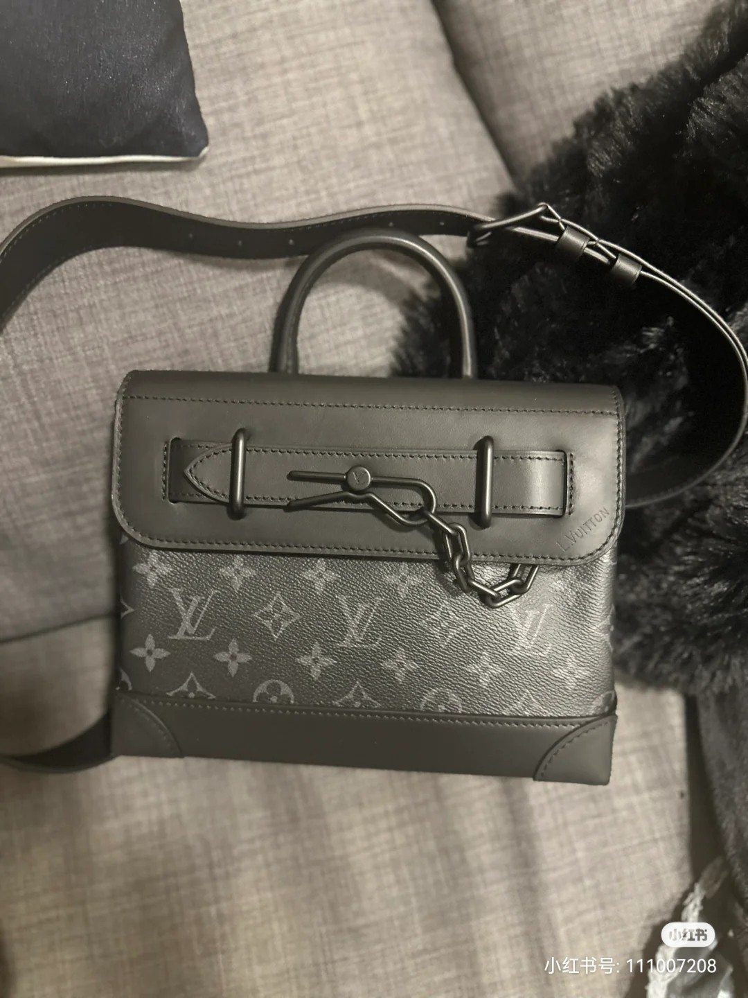 NO:200867,The top-level original single model M46953 black flower, the new version of this Steamer small handbag combines modern ingenuity and traditional elements to pick inspiration from Louis Vuitton's Steamer suitcase, embellishing the hard box-style corners and classic chains and needle buckles for Monogram Eclipse canvas. The practical configuration makes the trendy choice. 25 x 19 x 8 cm (length x height x width), LV [top-level original single], christian louboutin, louis vuitton, louis vuitton19860909顶级原单型号M46953黑花,新版男女通用本款 Steamer 小号手袋结合摩登巧思和传统元素,向路易威登的 Steamer 行李箱采撷灵感,为 Monogram Eclipse 帆布点缀硬箱风格包角以及经典链条和饰针搭扣.实用构型成就潮流佳选. 25 x 19 x 8厘米 (长度 x 高 x 宽),LV【顶级原单】,christian louboutin,louis vuitton,louis vuitton,Bag