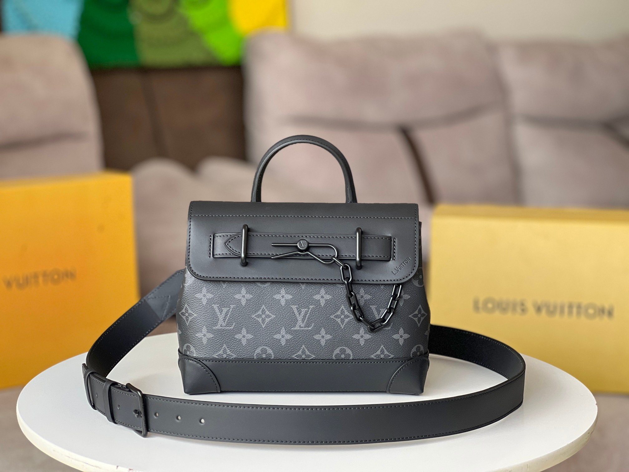 NO:204961,The top-level original single model M46953 black flower, the new version of this Steamer small handbag combines modern ingenuity and traditional elements to pick inspiration from Louis Vuitton's Steamer suitcase, embellishing the hard box-style corners and classic chains and needle buckles for Monogram Eclipse canvas. The practical configuration makes the trendy choice. 25 x 19 x 8 cm (length x height x width), LV [top-level original single], christian louboutin, louis vuitton, louis vuitton19860909顶级原单型号M46953黑花,新版男女通用本款 Steamer 小号手袋结合摩登巧思和传统元素,向路易威登的 Steamer 行李箱采撷灵感,为 Monogram Eclipse 帆布点缀硬箱风格包角以及经典链条和饰针搭扣.实用构型成就潮流佳选. 25 x 19 x 8厘米 (长度 x 高 x 宽),LV【顶级原单】,christian louboutin,louis vuitton,louis vuitton,Bag