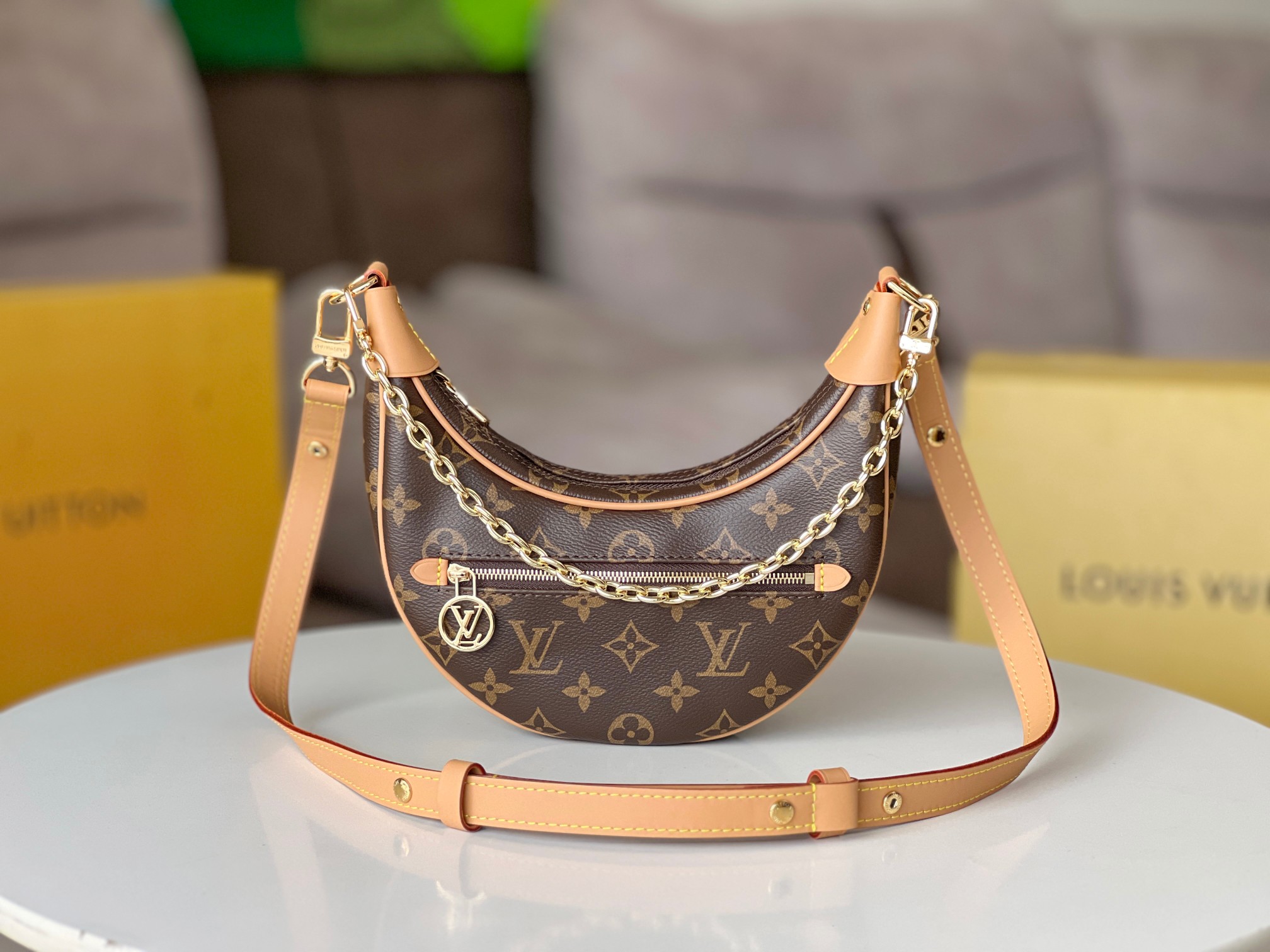 NO:206283,Authentic grade, developed the original single hardware model M81098 old flower latest item Moon bag!  Nicolas Ghesquière Croissant handbags from Louis Vuitton archives were launched in the early spring series. The compact configuration fits the body rhythm. The zippered front pocket is equipped with a round LV zipper head, chain and leather shoulder strap to achieve shoulder and crossbody selection. Detailed features 23 x 13 x 6 cm, LV [top original list], louis vuitton, louis vuitton19860909正品级 对版开发原单五金型号M81098老花最新单品 月亮包！Nicolas Ghesquière 溯源路易威登档案中的 Croissant 手袋,于 早春系列推出 Loop 半月形法棍包.紧凑构型贴合身体律动,拉链前袋配有圆形 LV 拉链头,链条和皮革肩带实现肩背和斜挎选择. 详细特征 23 x 13 x 6 厘米,LV【顶级原单】,louis vuitton,louis vuitton,Bag