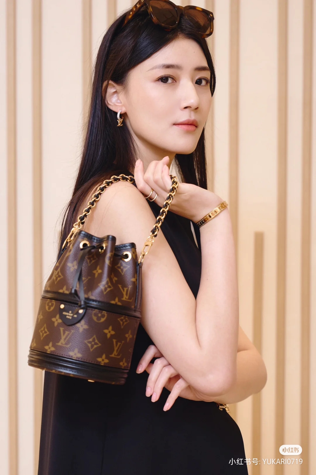 NO:201324,Model: M83480 Bucket Bag [Top Original List Dynamic New Chip] Canoé Handbag is made of Monogram Canvas, which combines Noé Handbag and Cannes Handbag, making the former drawstring combined with the latter's molded bottom design, combining trendy style and practical functions. The braided chain and leather shoulder straps are removable, achieving a variety of portability methods. Monogram coated canvas, cowhide leather trim, microfiber lining, metal piece, drawstring open and close, can store smartphones, keys, short wallets, headphones, and shoulder straps that can be detached and adjustable! ! ;Size: 14x20.5x14CM, LV [top original list], louis vuitton, cowhide19860909型號:M83480水桶包【顶级原单 动态新芯片】 Canoé 手袋取材 Monogram 帆布,将 Noé 手袋和 Cannes 手袋融于一身,令前者的抽绳结合后者的模压底部设计,兼具潮流格调和实用功能.编织链条和皮革肩带均可拆卸,实现多种背携方式.Monogram 涂层帆布一牛皮革饰边一微纤维内衬一金属件一抽绳开合一可收纳智能手机、钥匙、短款钱夹、耳机一肩带可拆卸,可调节！！；尺寸:14x20.5x14CM,LV【顶级原单】,louis vuitton,cowhide,Bag