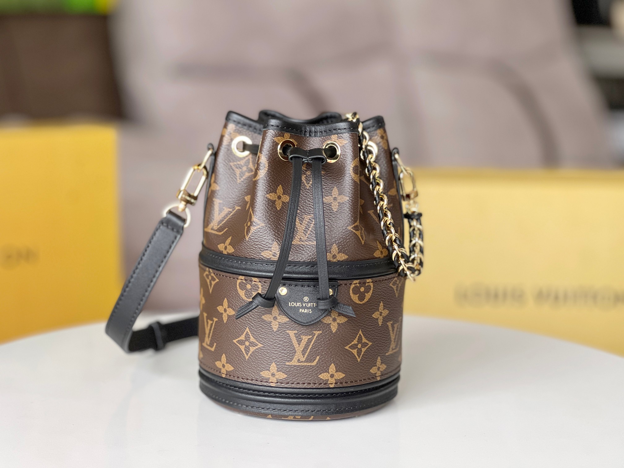 NO:201319,Model: M83480 Bucket Bag [Top Original List Dynamic New Chip] Canoé Handbag is made of Monogram Canvas, which combines Noé Handbag and Cannes Handbag, making the former drawstring combined with the latter's molded bottom design, combining trendy style and practical functions. The braided chain and leather shoulder straps are removable, achieving a variety of portability methods. Monogram coated canvas, cowhide leather trim, microfiber lining, metal piece, drawstring open and close, can store smartphones, keys, short wallets, headphones, and shoulder straps that can be detached and adjustable! ! ;Size: 14x20.5x14CM, LV [top original list], louis vuitton, cowhide19860909型號:M83480水桶包【顶级原单 动态新芯片】 Canoé 手袋取材 Monogram 帆布,将 Noé 手袋和 Cannes 手袋融于一身,令前者的抽绳结合后者的模压底部设计,兼具潮流格调和实用功能.编织链条和皮革肩带均可拆卸,实现多种背携方式.Monogram 涂层帆布一牛皮革饰边一微纤维内衬一金属件一抽绳开合一可收纳智能手机、钥匙、短款钱夹、耳机一肩带可拆卸,可调节！！；尺寸:14x20.5x14CM,LV【顶级原单】,louis vuitton,cowhide,Bag