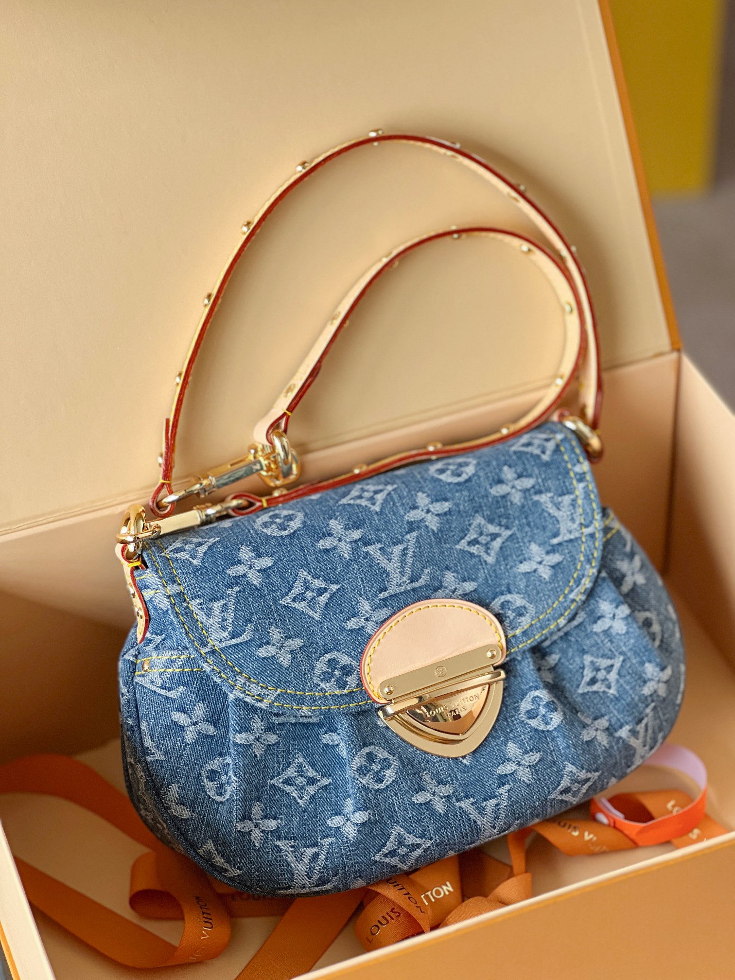 NO:205866,Genuine grade 550 [Original Single Premium] M46829 Blue Denim Denim Armpit Bag Shoulder Bag Series SUNSET Handbag Sunset Handbag Focus on Monogram Denim Canvas. This material is made with multiple processes and is woven into Monogram patterns with global organic textile standards and bleached. The finished product sand washing creates a unique look, and the brand insert buckle adds a more eye-catching style. Size 27 x 18 x 3 cm (length x height x width), LV [top original list], louis vuitton, shoulder bags19860909正品级550【原单精品】M46829蓝色丹宁牛仔 腋下包单肩包系列 SUNSET 手袋 Sunset 手袋聚焦Monogram Denim帆布.该材质依托多重工艺制成,以全球有机纺织品标准认证的棉纱织就Monogram 图案后进行漂白.成品的砂洗处理营造别致观感,品牌插扣再添瞩目格调.尺寸27 x 18 x 3厘米(长度x高x宽）,LV【顶级原单】,louis vuitton,shoulder bags,Bag