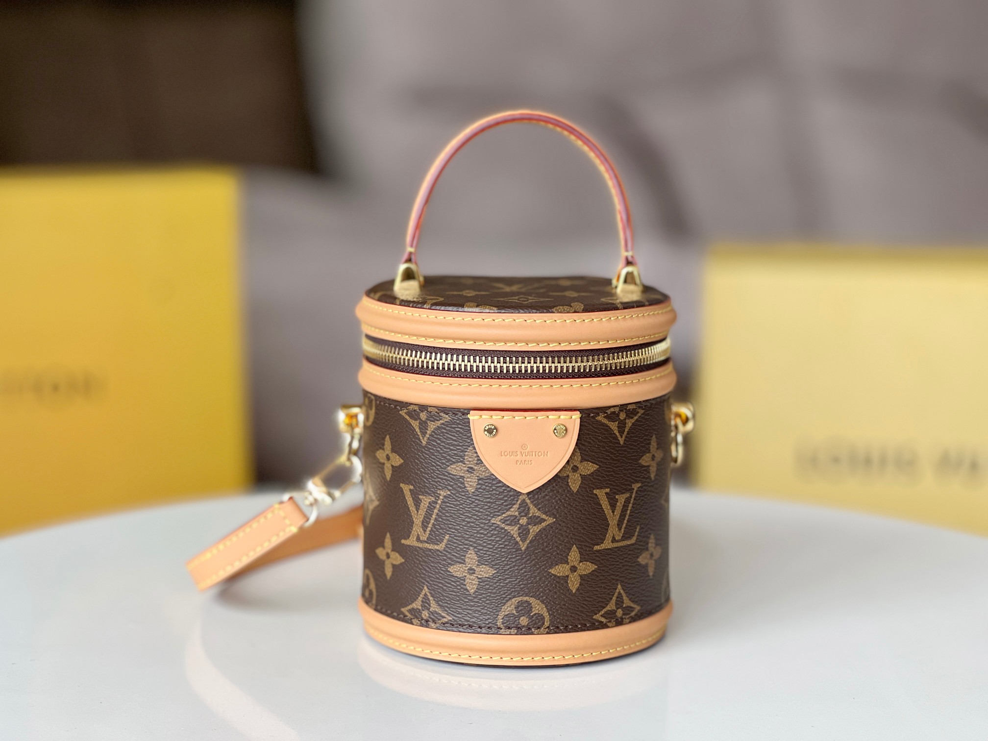 NO:199392,Genuine grade original single chip version M82952 old flower) small bucket bag nano cannes handbag bag is cut out of monogram canvas, which coincides with the design of the makeup bag. The leather trim and the Louis Vuitton logo imprinted on the label are rich in craftsmanship details, the handle and removable and adjustable shoulder straps create a variety of portable styles. 14.5 x 14 x 12 cm (length x height x width), LV [top original list], louis vuitton, louis vuitton,cosmetic bags & cases19860909正品级 原单芯片版M82952老花）小号水桶包 nano cannes 手袋以 monogram 帆布裁出圆筒构型,与化妆包设计不谋而合.皮革饰边和标签上压印的路易威登标识丰富工致细节,手柄和可拆卸并调节的肩带成就多种背携风尚. 14.5 x 14 x 12 厘米 (长度 x 高 x 宽),LV【顶级原单】,louis vuitton,louis vuitton,cosmetic bags & cases,Bag