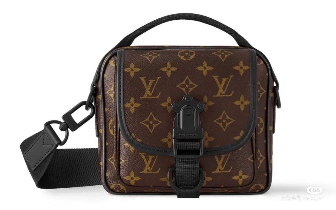 NO:202380,Top original single model M46973 old-fashioned Quest postman bag material Monogram Macassar canvas, calmly and compatible with vitality and functional considerations. The logo straps are highlighted by classic details, and the quick-release buckle follows the traditional Louis Vuitton hard box elements, and the compact and close-fitting configuration is convenient for personal items. 18 x 18 x 10 cm (length x height x width), LV [top original single], louis vuitton, louis vuitton19860909顶级原单型号M46973老花本款 Quest 邮差包取材 Monogram Macassar 帆布,从容兼备活力风尚与功能考量.标识肩带点睛经典细节,快拆式搭扣沿袭路易威登传统硬箱元素,紧凑贴身构型方便收纳个人物品. 18 x 18 x 10厘米 (长度 x 高 x 宽),LV【顶级原单】,louis vuitton,louis vuitton,Bag