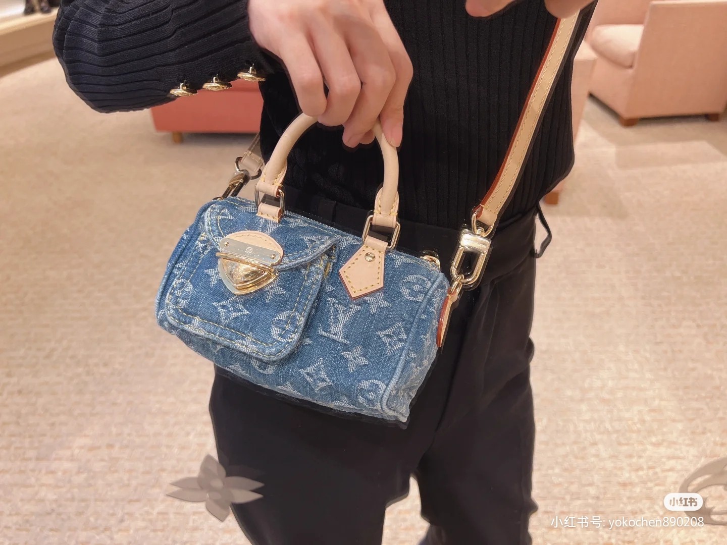 NO:200605,Top original single model M82950 blue denim jeans pillow bag speedy series Nano Speedy handbag This Nano speedy handbag is made of certified cotton Mongogram Denim Dhl sand washing canvas with leather handles and removable shoulder straps Compact configuration with buckle side pockets to accommodate Iphone wallets and lipstick. Size 16×7.5×10cm., LV [top original single], louis vuitton19860909顶级原单型号M82950蓝色丹宁牛仔 枕头包speedy系列 Nano Speedy 手袋 本款 Nano speedy 手袋选用由认证棉织就的 Mongogram Denim Dhl砂洗帆布 搭配皮革手柄和可拆卸肩带 紧凑构型拥有插扣侧袋 可容纳 Iphone 钱夹 和口红.尺寸16×7.5×10cm.,LV【顶级原单】,louis vuitton,Bag