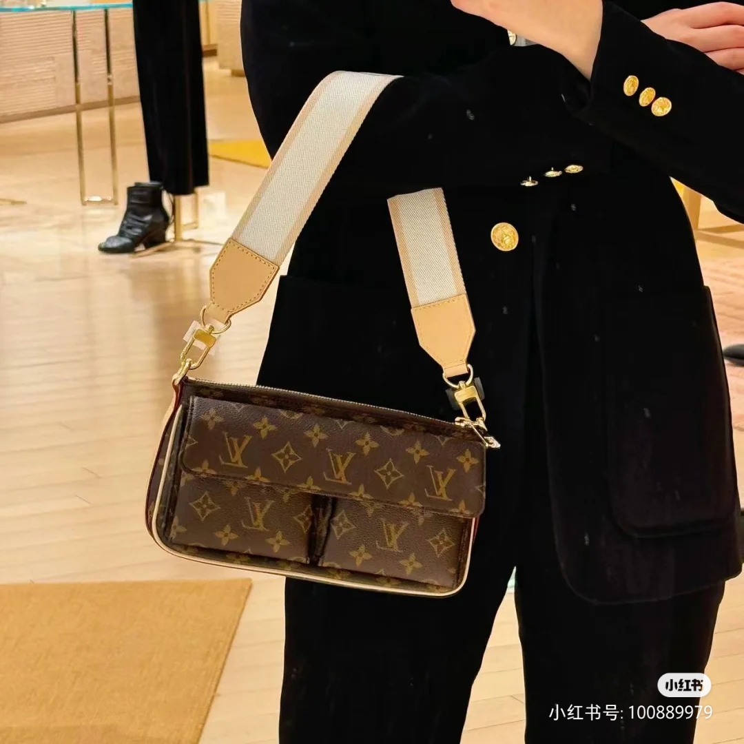 NO:200732,Top original single model M46999 Presbyterian (webing) camel bag Monogram canvas vibe handbag inspired by the viva-cité bag from house in 2003. vibe jhvijs is compact and practical, with multiple pockets inside and outside, making it a perfect everyday companion. It comes with a leather crossbody strap and stylish short shoulder strap with lv round signature for different carry styles. Size 25 x 15 x 8 cm, LV 【Top original single】, louis vuitton19860909顶级原单型号M46999 老花(织带)骆驼包 monogram帆布的vibe手提包的灵感来自2003年的house的viva-cité包.vibe jhvijs紧凑实用,内部和外部都有多个口袋,使其成为完美的日常伴侣.它配有皮革斜挎带和带有lv圆形签名的时尚短肩带,可实现不同的携带风格. 尺寸 25 x 15 x 8厘米,LV【顶级原单】,louis vuitton,Bag
