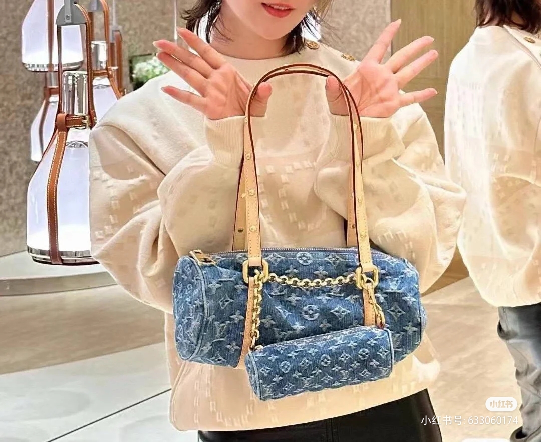 NO:200628,All-steel hardware original leather model M46830 denim denim mother bag top original list This Papillon handbag is made of Monogram Denim canvas made of multiple processes, which complements the miniature version of the same handbag. Cotton yarn is woven into Monogram pattern and bleached, and the finished product sand washing creates a unique look. 27.0 x 11.0 x 13.0 cm (Length x Height x Width), LV [Top Original List], louis vuitton19860909全钢五金原厂皮型号M46830丹宁牛仔子母包顶级原单 本款 Papillon 手袋取材多重工艺制成的 Monogram Denim 帆布,与同款手袋的微缩版本相映成趣.棉纱织就 Monogram 图案后进行漂白,成品的砂洗处理营造别致观感.27.0 x 11.0 x 13.0 厘米 (长 x 高 x 宽),LV【顶级原单】,louis vuitton,Bag