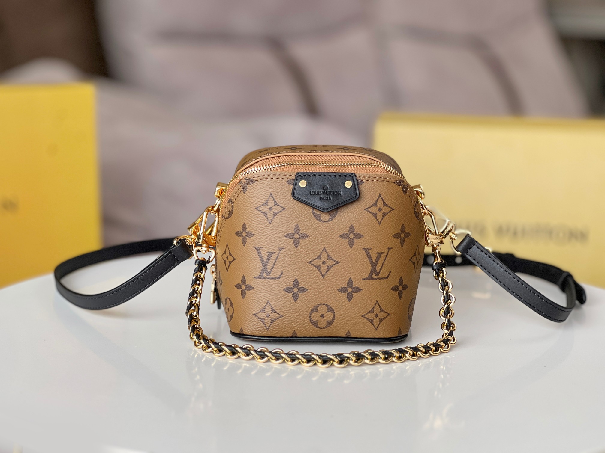 NO:207833,Genuine grade [original single-code chip, all-steel hardware] model M47096 yellow chain dice bag series just in case handbag just in case handbag just in case handbag traces the brand travel heritage, with monogram tsd hl canvas and cowhide trim, it is compact, can accommodate mobile phones, keys, cosmetics and other daily needs. Padlocks and key bags highlight classic details, leather woven chains and leather shoulder straps can be detached, and modern carry-on choice can be switched to. Size 13 x 14 x 11.5 cm., LV [top original list], louis vuitton, cowhide19860909正品级【原单变码芯片,全钢五金】型号M47096黄花 链条骰子包系列 just in case 手袋 just in case 手袋回溯品牌旅行传承,以monogram tsd hl帆布和牛皮革饰边塑就紧凑构型,可容纳手机、钥匙、化妆品等日常所需.挂锁和钥匙包彰显经典细节,皮革编织链条和皮革肩带均可拆卸,随心切换摩登背携选择.尺寸13 x 14 x 11.5厘米.,LV【顶级原单】,louis vuitton,cowhide,Bag