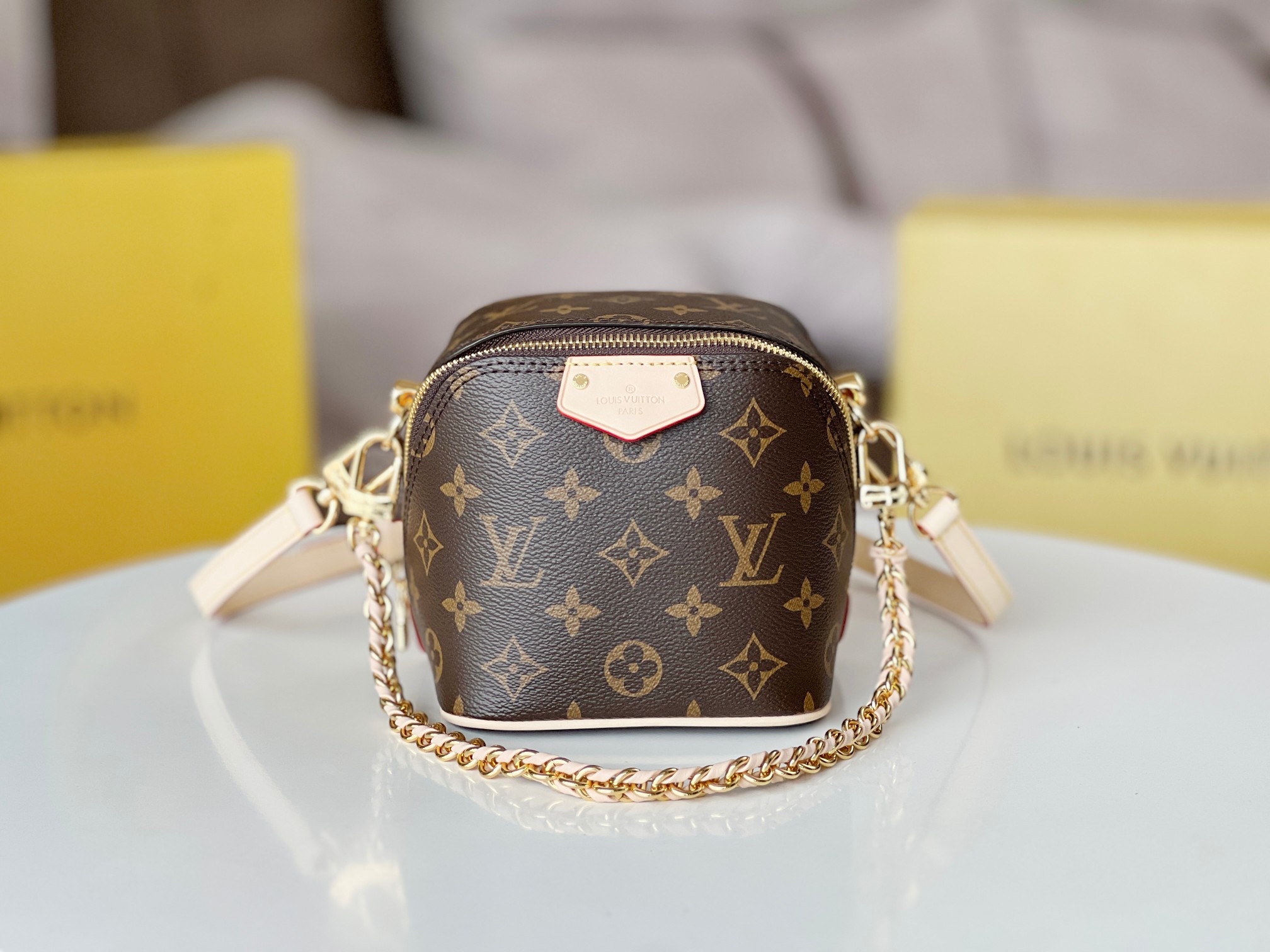 NO:205145,Genuine grade [original single-code chip, all-steel hardware] model M47096 old-fashioned chain dice bag series just in case handbag just in case handbag just in case handbag traces the brand travel heritage, with monogram tsd hl canvas and cowhide trim, it is compact in shape, can accommodate mobile phones, keys, cosmetics and other daily needs. Padlocks and key bags highlight classic details, leather woven chains and leather shoulder straps can be detached, and modern carry-on choice can be switched at will. Size 13 x 14 x 11.5 cm., LV [top original list], louis vuitton, cowhide19860909正品级【原单变码芯片,全钢五金】型号M47096老花 链条骰子包系列 just in case 手袋 just in case 手袋回溯品牌旅行传承,以monogram tsd hl帆布和牛皮革饰边塑就紧凑构型,可容纳手机、钥匙、化妆品等日常所需.挂锁和钥匙包彰显经典细节,皮革编织链条和皮革肩带均可拆卸,随心切换摩登背携选择.尺寸13 x 14 x 11.5厘米.,LV【顶级原单】,louis vuitton,cowhide,Bag