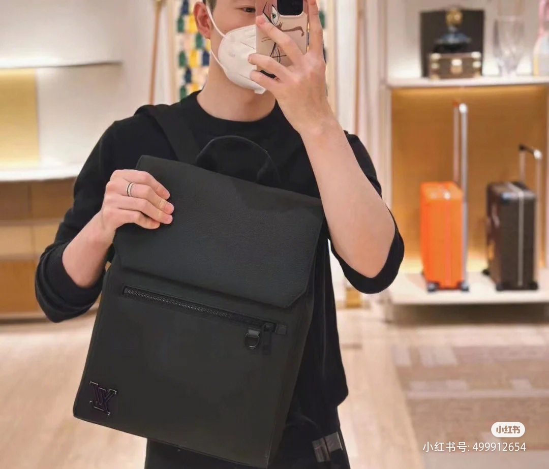 NO:200561,All-steel hardware original leather [takeoff backpack] M21367 backpack men's schoolbag The new LV takeoff backpack is an innovative trend with elegant temperament. The delicate cowhide leather is as soft as old-style aviation letter paper, embellished with matte metal LV logo. The main compartment and flip front pocket provide plenty of space for weekend trips or wandering around the city. Size 33x12x38cm, LV [top original list], off white, louis vuitton, backpacks, cowhide19860909全钢五金原厂皮【takeoff 双肩包】M21367 背包男款书包 全新 LV takeoff 双肩包以儒雅气质革新潮流之选.细腻牛皮革宛如旧式航空信笺般柔软,点缀哑光金属 LV 标识.主隔层和翻盖前袋为周末出游或徜徉城市提供充裕随行空间.尺寸33x12x38cm,LV【顶级原单】,off white,louis vuitton,backpacks,cowhide,Bag