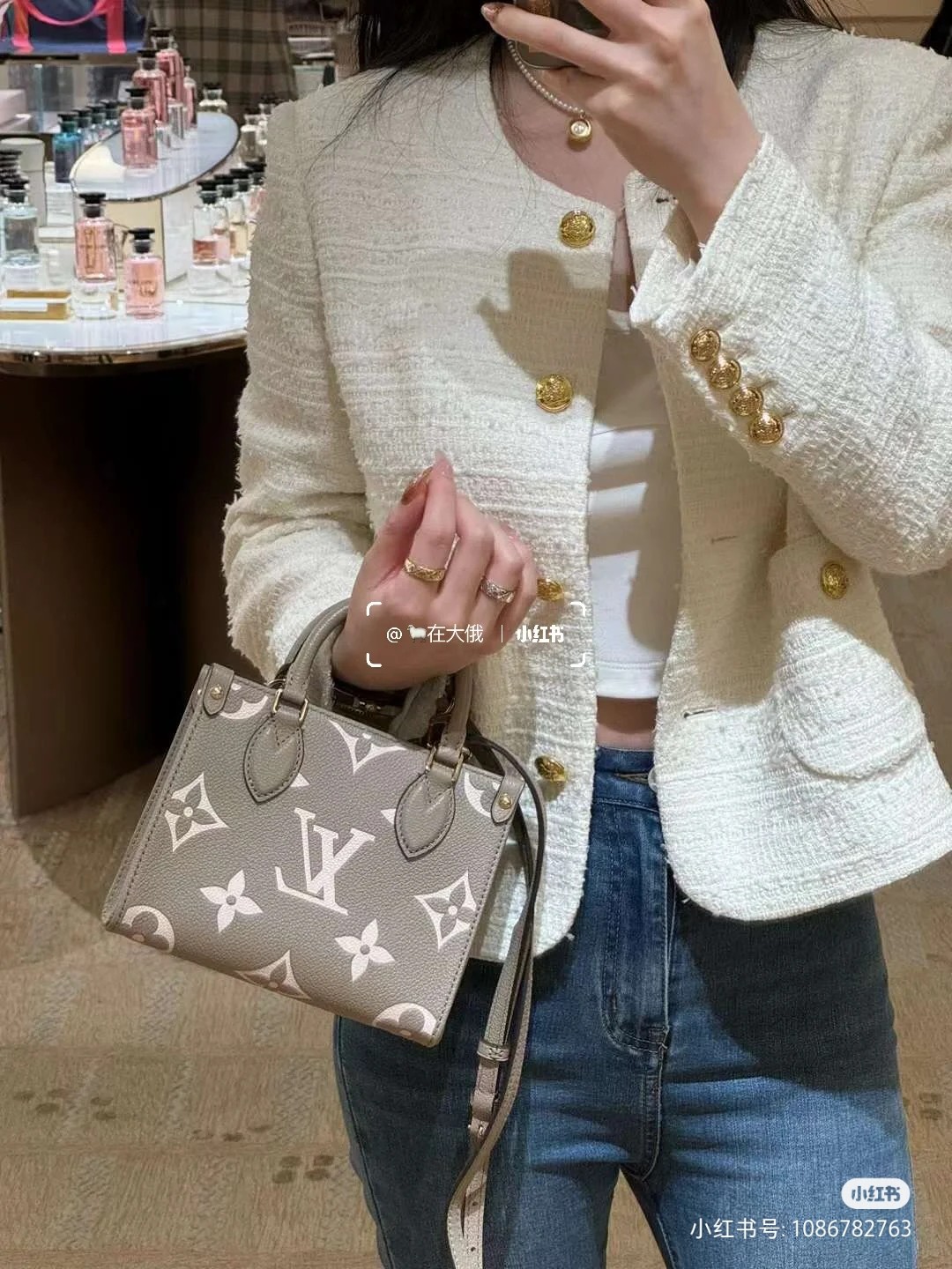 NO:201212,All-steel hardware variable code chip, model M47054 khaki This model OnTheGo BB handbag is a Monogram Empreinte leather embossed Monogram pattern, which highlights the ingenious details with unique handle fixtures and rivet leather loops with corners. The exquisite configuration can accommodate smartphones and short wallets, and the removable and adjustable shoulder straps are convenient for shoulders. 18 x 15 x 8.5 cm (length x height x width), LV [top original list], louis vuitton19860909全钢五金变码芯片,型号M47054卡其本款 OnTheGo BB 手袋为 Monogram Empreinte 皮革压印 Monogram 图案,以别致手柄固定件和包角的铆钉皮革袢彰显匠心细节.玲珑构型可收纳智能手机和短款钱夹,可拆卸并调节的肩带方便肩背. 18 x 15 x 8.5 厘米 (长度 x 高 x 宽),LV【顶级原单】,louis vuitton,Bag