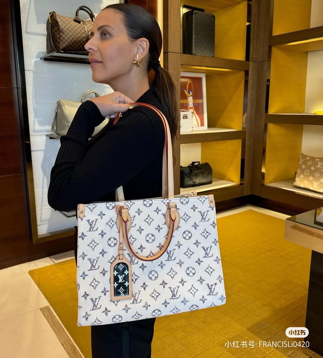 NO:205024,【Top original sheet, all steel hardware, variable code chip】M24708 white denim, square bag mummy bag series OnTheGo MM handbag Nautical series This OnTheGo MM is part of the navigation capsule, made of Monogram Zph jacquard fabric, made of 66 different colors of thread, with a soft color gradient Monogram. To ensure durability, the fabric is treated with an invisible protective coating. Each model is equipped with laser engraved mirror charm for polishing on the go. Size 35×27×14 cm, LV【Top original sheet】, louis vuitton19860909【顶级原单,全钢五金,变码芯片】M24708白色牛仔 四方包妈咪袋系列 OnTheGo MM 手袋 航海系列 这款OnTheGo MM是航海胶囊的一部分,由Monogram Zph提花面料制成,由66种不同颜色的线制成,具有柔和的颜色渐变的Monogram.为了确保耐用性,织物经过隐形保护涂层处理.每个模型都配有激光雕刻的镜面魅力,用于在旅途中进行润色.尺寸35×27×14 cm,LV【顶级原单】,louis vuitton,Bag