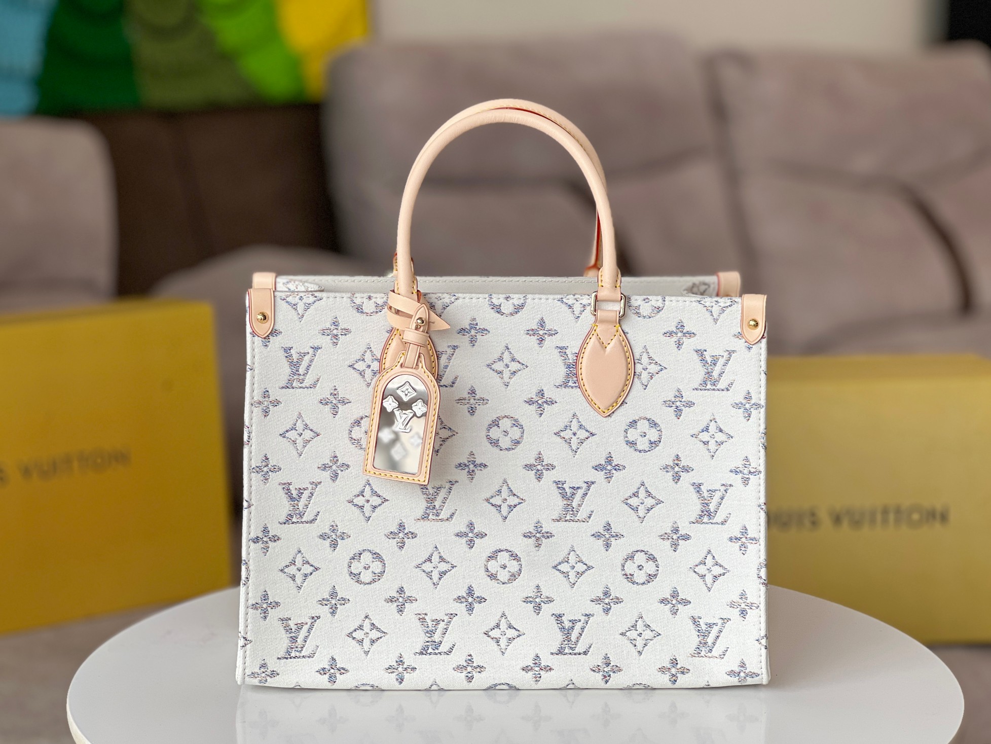 NO:206744,Genuine grade [top original sheet, all steel hardware, variable code chip] M24708 white denim quad square bag mummy bag series OnTheGo MM handbag Nautical series This OnTheGo MM is part of the nautical capsule, made of Monogram Zph jacquard fabric, made of 66 different colors of thread, with a soft color gradient Monogram. To ensure durability, the fabric is treated with an invisible protective coating. Each model is equipped with laser engraved mirror charm for polishing on the go. Size 35×27×14 cm, LV [top original sheet], louis vuitton19860909正品级【顶级原单,全钢五金,变码芯片】M24708白色牛仔 四方包妈咪袋系列 OnTheGo MM 手袋 航海系列 这款OnTheGo MM是航海胶囊的一部分,由Monogram Zph提花面料制成,由66种不同颜色的线制成,具有柔和的颜色渐变的Monogram.为了确保耐用性,织物经过隐形保护涂层处理.每个模型都配有激光雕刻的镜面魅力,用于在旅途中进行润色.尺寸35×27×14 cm,LV【顶级原单】,louis vuitton,Bag