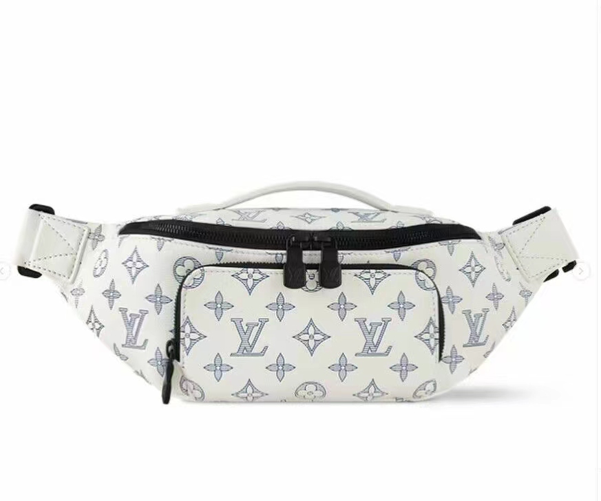 NO:204957,Top original, all-steel hardware model M25227 white chest bag Rush waist bag is made of soft Monogram Shadow cowhide, which is successively depicted with imprinting and printing. The close-fitting configuration is convenient for the main compartment items, and the adjustable strap is used to achieve a waist, shoulder or crossbody experience. 30 x 15 x 8 cm (length x height x width), LV [top original list], louis vuitton, cowhide19860909顶级原单,全钢五金型号M25227白色胸包Rush 腰包取材柔软 Monogram Shadow 牛皮革,先后以压印和印花工艺描绘 Monogram 图案.贴身构型方便取放主隔层物品,可调节背带实现系腰、肩背或斜挎体验. 30 x 15 x 8厘米 (长度 x 高 x 宽),LV【顶级原单】,louis vuitton,cowhide,Bag