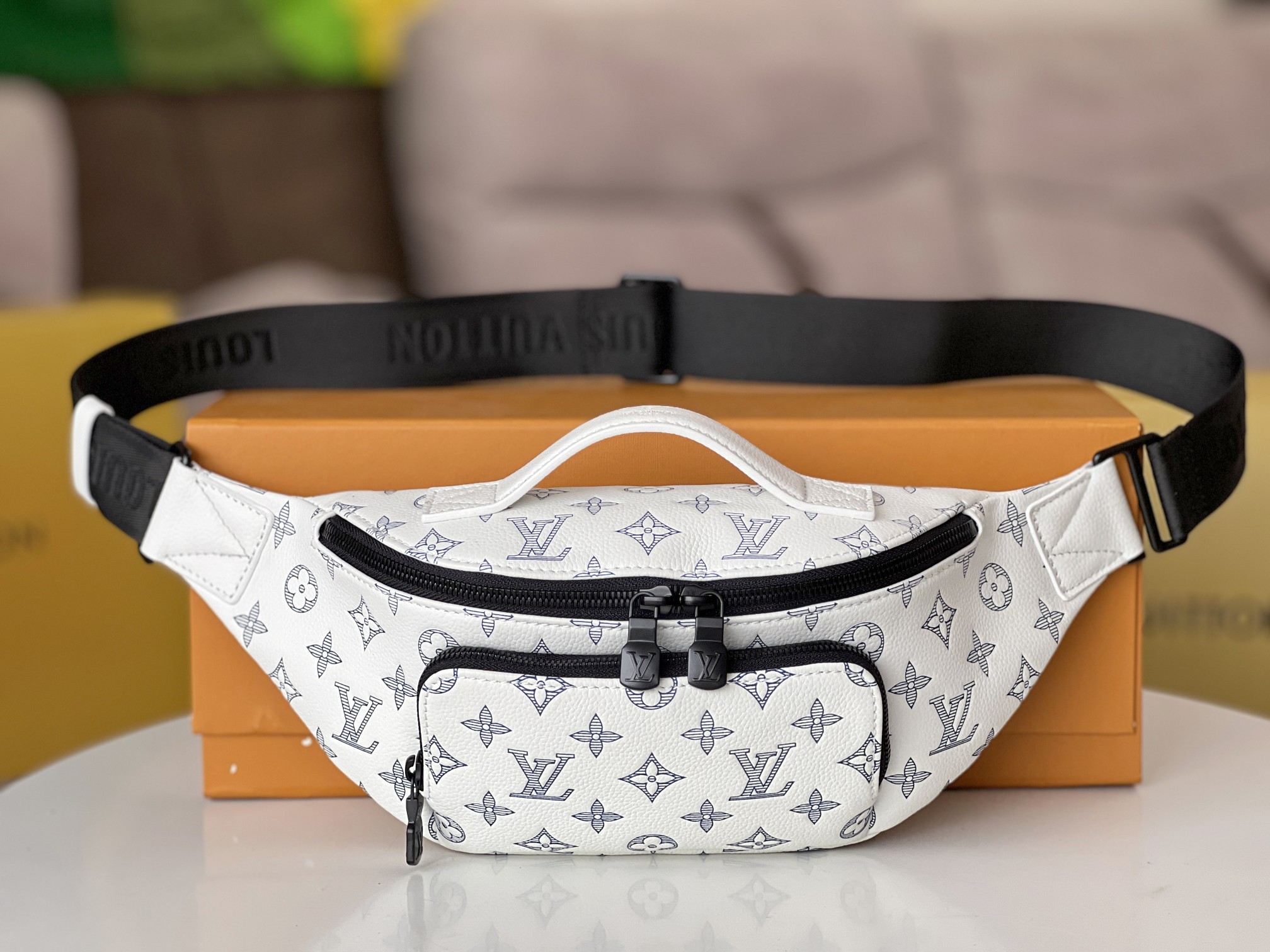 NO:204948,Top original, all-steel hardware model M25227 white chest bag Rush waist bag is made of soft Monogram Shadow cowhide, which is successively depicted with imprinting and printing. The close-fitting configuration is convenient for the main compartment items, and the adjustable strap is used to achieve a waist, shoulder or crossbody experience. 30 x 15 x 8 cm (length x height x width), LV [top original list], louis vuitton, cowhide19860909顶级原单,全钢五金型号M25227白色胸包Rush 腰包取材柔软 Monogram Shadow 牛皮革,先后以压印和印花工艺描绘 Monogram 图案.贴身构型方便取放主隔层物品,可调节背带实现系腰、肩背或斜挎体验. 30 x 15 x 8厘米 (长度 x 高 x 宽),LV【顶级原单】,louis vuitton,cowhide,Bag