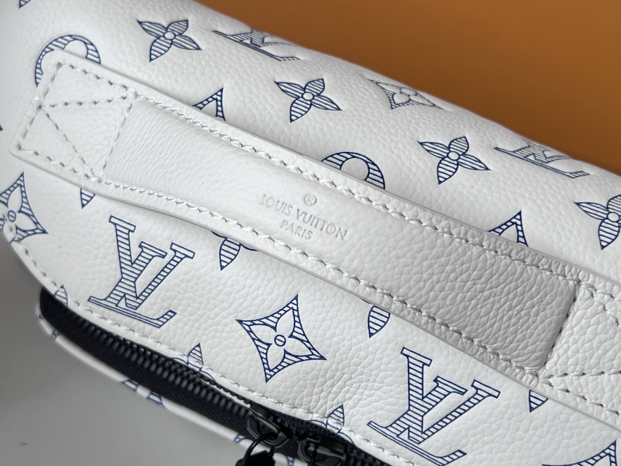 NO:204953,Top original list, all-steel hardware model M25227 white chest bag Rush waist bag more details, LV [top original list], louis vuitton19860909顶级原单,全钢五金型号M25227白色胸包Rush 腰包更多细节,LV【顶级原单】,louis vuitton,Bag