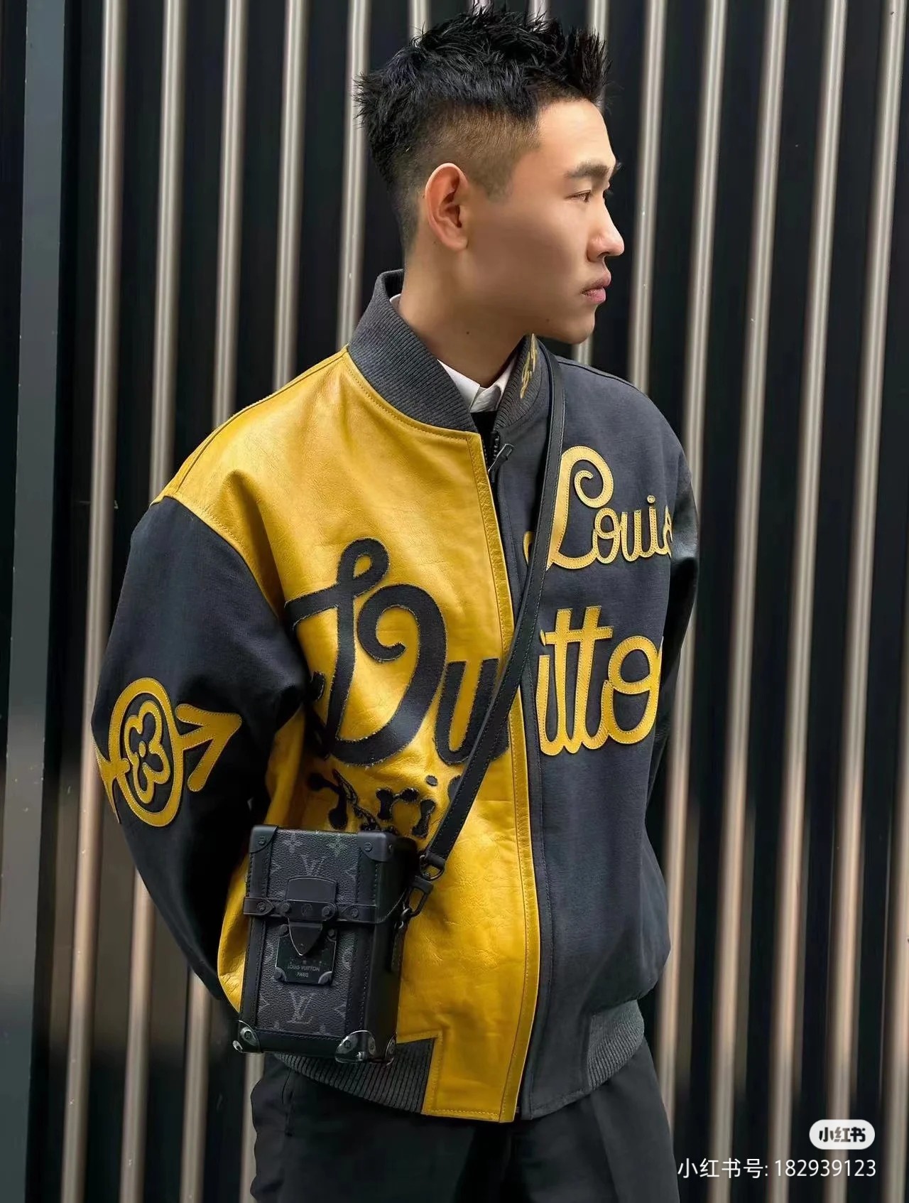 NO:200848,Top original list [New product M82077 Black Flower] Vertical Trunk mini handbag adheres to the design concept rooted in the depths of Louis Vuitton. It uses Monogram Eclipse canvas to create a square configuration, which together with rivets and reinforced bag corners highlights the brand's traditional hard box elements. The magnetic buckle flap enables safe storage, and the removable and adjustable shoulder strap is convenient for shoulder or crossbody. Detailed features 10.7 x 17.5 x 6.8 cm (length x height x width), LV [top original list], christian louboutin, louis vuitton, louis vuitton19860909顶级原单【新品 M82077黑花】Vertical Trunk 迷你手袋秉承植根于路易威登深处的设计理念,以 Monogram Eclipse 帆布塑造方正构型,与铆钉和加固包角一道彰显品牌传统硬箱元素.磁扣翻盖实现稳妥收纳,可拆卸并调节的肩带方便肩背或斜挎. 详细特征10.7 x 17.5 x 6.8厘米(长度 x 高 x 宽),LV【顶级原单】,christian louboutin,louis vuitton,louis vuitton,Bag