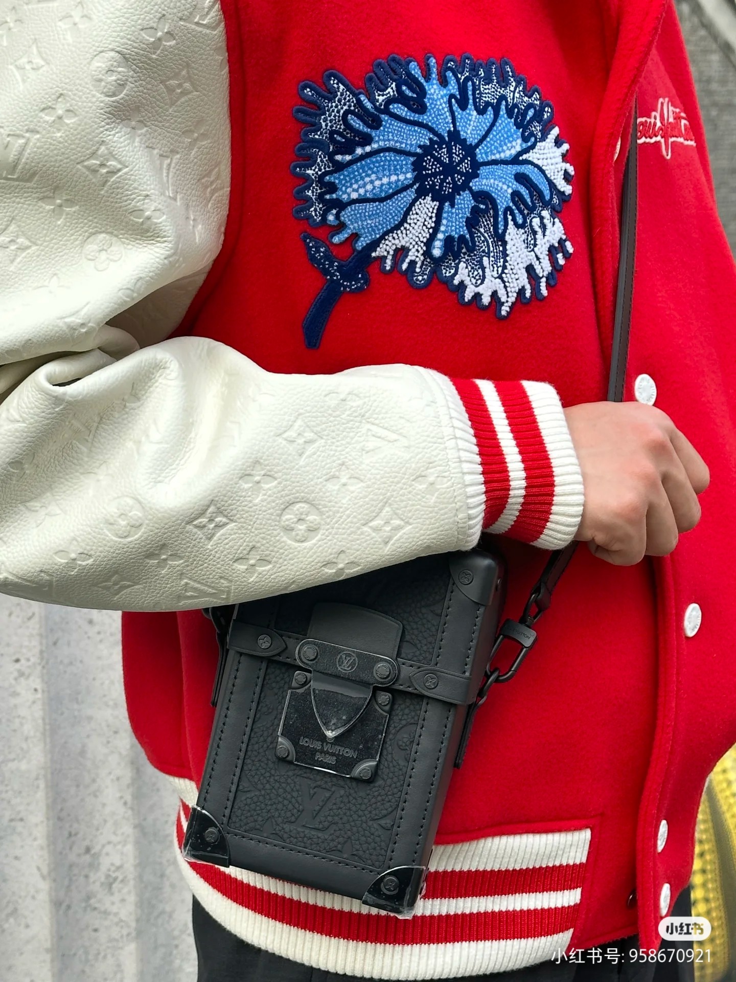 NO:204942,[Top original single-variable chip] Upgraded version exclusive high-definition real-photo model M82070 embossed camera bag Black embossed Vertical Trunk mini handbag Original Taurillon leather imprint classic Monogram pattern, magnetic buckle flap for safe storage, removable and adjustable shoulder strap for easy shoulder back. size10.7x17.5x6.8cm, LV [Top original single], louis vuitton19860909【顶级原单变码芯片】升级版独家高清实拍型号M82070压花相机包 黑压花Vertical Trunk 迷你手袋 原厂Taurillon 皮革压印经典 Monogram 图案,磁扣翻盖实现稳妥收纳,可拆卸并调节的肩带便于肩背. size10.7x17.5x6.8cm,LV【顶级原单】,louis vuitton,Bag