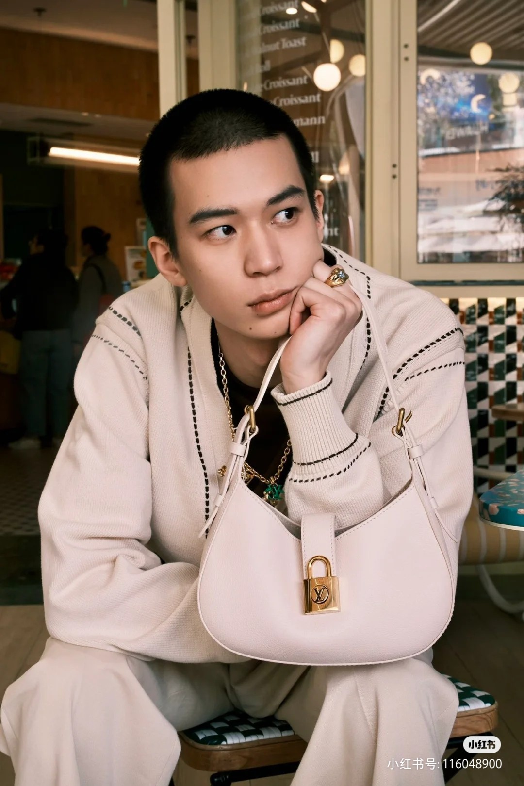 NO:201280,Original leather [all steel hardware] model M24990 white, this Low Key Shoulder Bag once again proves the brand's exquisite craftsmanship with its gorgeous design. Soft cowhide leather is dipped in a calm tone, adjustable shoulder straps and suede lining set off a delicate atmosphere, classic LV padlock ensures safety of personal belongings. 26 x 18 x 7 cm (length x height x width), LV [top original list], louis vuitton, cowhide19860909原厂皮【全钢五金】型号M24990白,本款 Low Key Shoulder Bag 手袋以华美设计再度印证品牌精湛匠艺.柔软牛皮革浸染从容色调,可调节肩带与绒面内衬烘托考究气息,经典 LV 挂锁确保随身物品安全无虞. 26 x 18 x 7厘米 (长度 x 高 x 宽),LV【顶级原单】,louis vuitton,cowhide,Bag