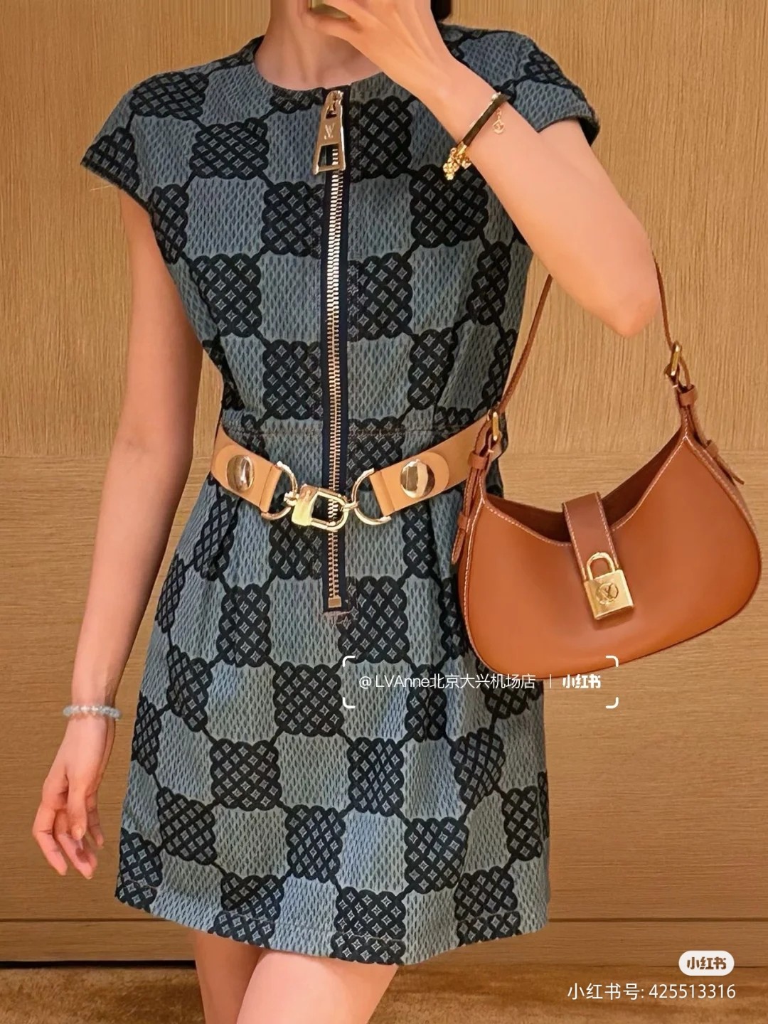 NO:209995,Original leather [all steel hardware] model M24885 brown Low Key Shoulder Bag handbag once again proves the brand's exquisite craftsmanship with gorgeous design. Soft cowhide leather is dipped in a calm tone, adjustable shoulder straps and suede lining set off a delicate atmosphere, classic LV padlock ensures the safety of your belongings. 26 x 18 x 7 cm (length x height x width), LV [top original list], louis vuitton, cowhide19860909原厂皮【全钢五金】型号M24885棕本款 Low Key Shoulder Bag 手袋以华美设计再度印证品牌精湛匠艺.柔软牛皮革浸染从容色调,可调节肩带与绒面内衬烘托考究气息,经典 LV 挂锁确保随身物品安全无虞. 26 x 18 x 7厘米 (长度 x 高 x 宽),LV【顶级原单】,louis vuitton,cowhide,Bag