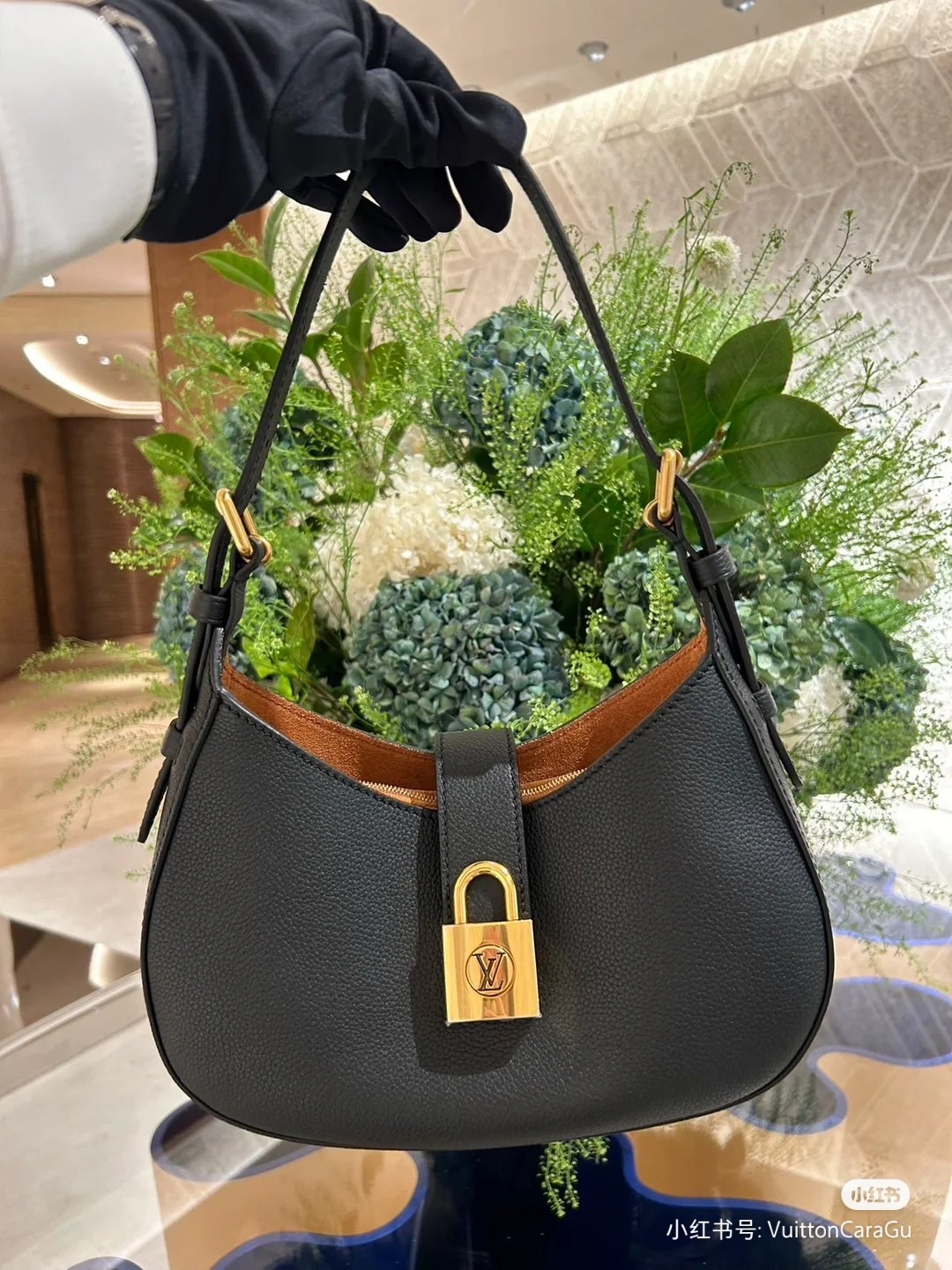 NO:201301,Original leather [all steel hardware] model M24990 white, M24611 black, 24885 brown. Low Key Shoulder Bag handbag once again proves the brand's exquisite craftsmanship with gorgeous design. Soft cowhide leather is dipped in a calm tone, adjustable shoulder straps and suede lining set off a delicate atmosphere, classic LV padlock ensures safety of personal belongings. 26 x 18 x 7 cm (length x height x width), LV [top original list], louis vuitton, cowhide19860909原厂皮【全钢五金】型号M24990白,M24611黑,24885棕本款 Low Key Shoulder Bag 手袋以华美设计再度印证品牌精湛匠艺.柔软牛皮革浸染从容色调,可调节肩带与绒面内衬烘托考究气息,经典 LV 挂锁确保随身物品安全无虞. 26 x 18 x 7厘米 (长度 x 高 x 宽),LV【顶级原单】,louis vuitton,cowhide,Bag